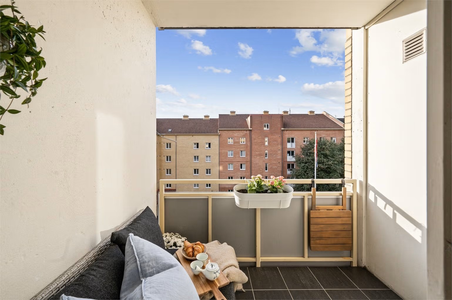 Fra stuen kommer du ut til boligens nordvestvendte balkong på 3 kvm.