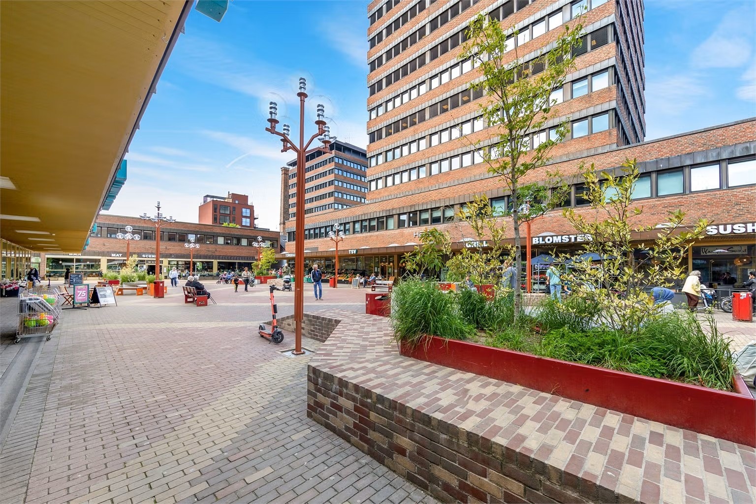 Tøyen Torg er en populær samlingsplass for bydelens beboere med et rikt utvalg av serveringssteder, nisjeforretninger og gode kollektivbindelser (T-bane og buss)