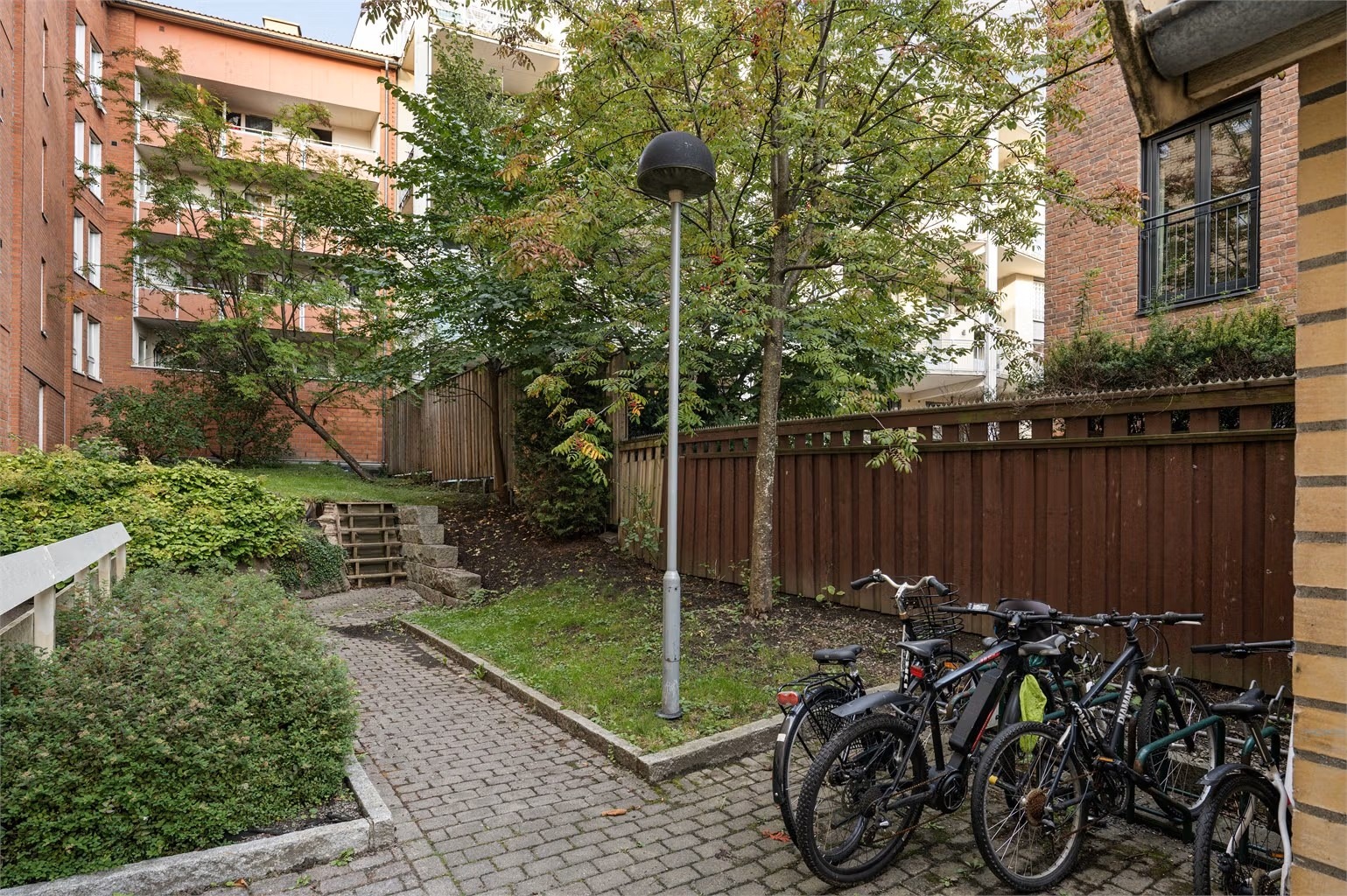 Felles sykkelparkering for beboere. Man kan også velge å sette sykkelen i sameiets låste sykkelbod.