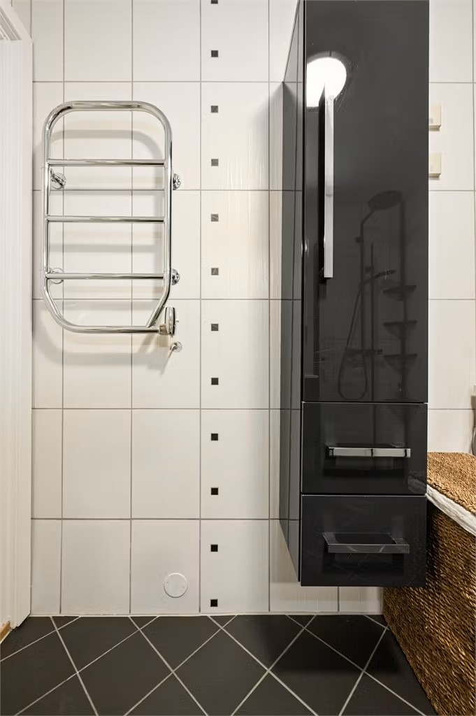 Elektrisk håndkletørker og høyt servantskap.