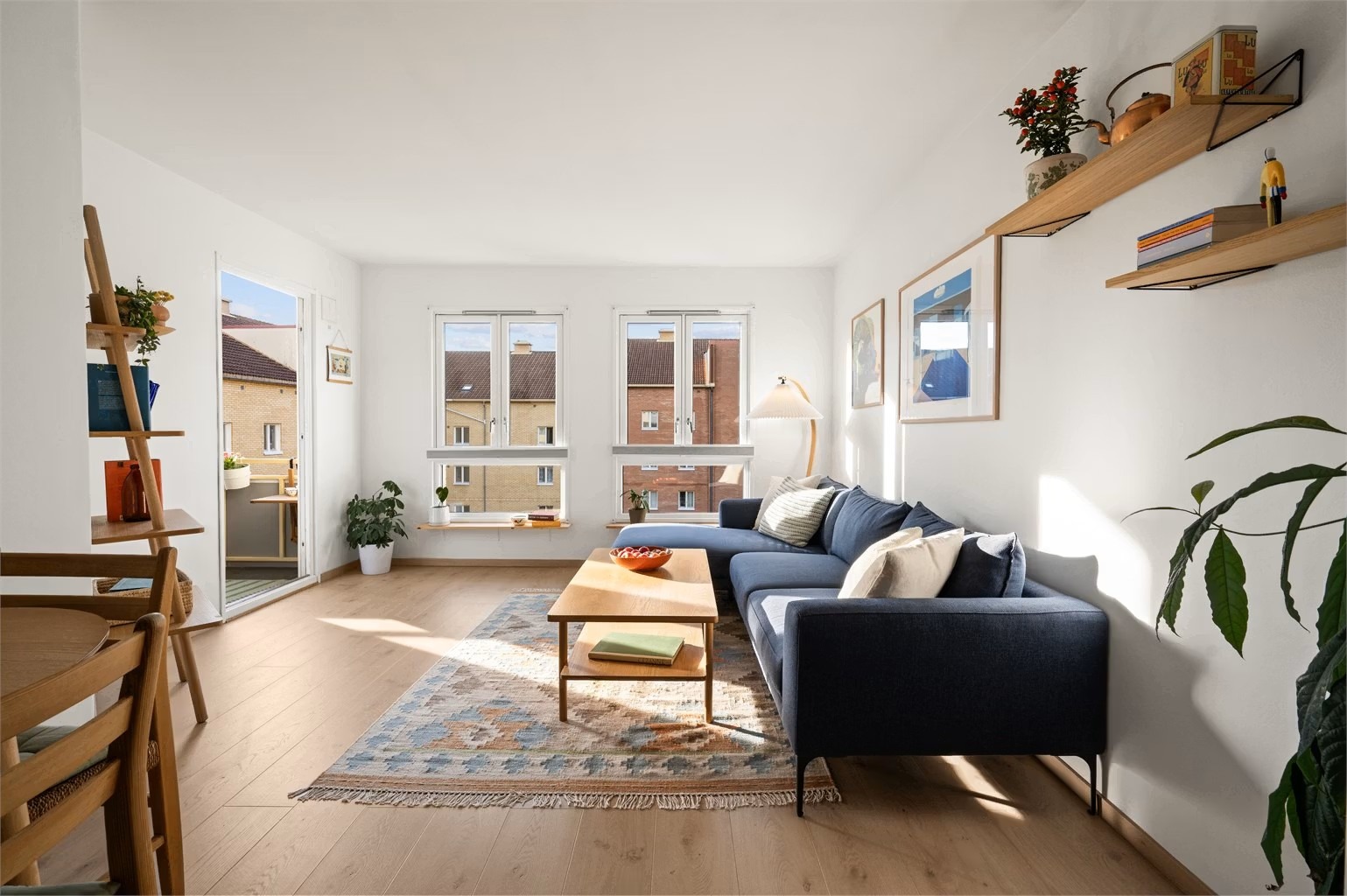 Boligen har overflater holdt i duse og tidløse nyanser, som sammen med de store vindusflatene sørger for en luftig atmosfære i boligen.