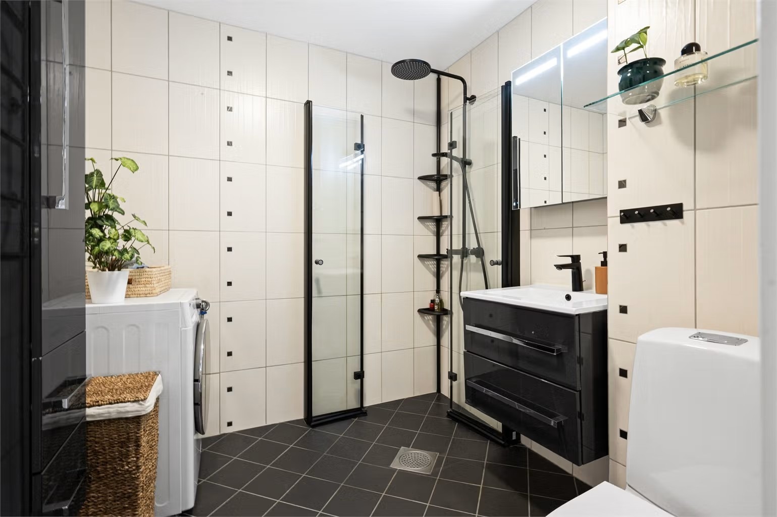 Badet er pent flislagt på gulv og vegger. Med varme i gulvet får du en behagelig start på dagen.