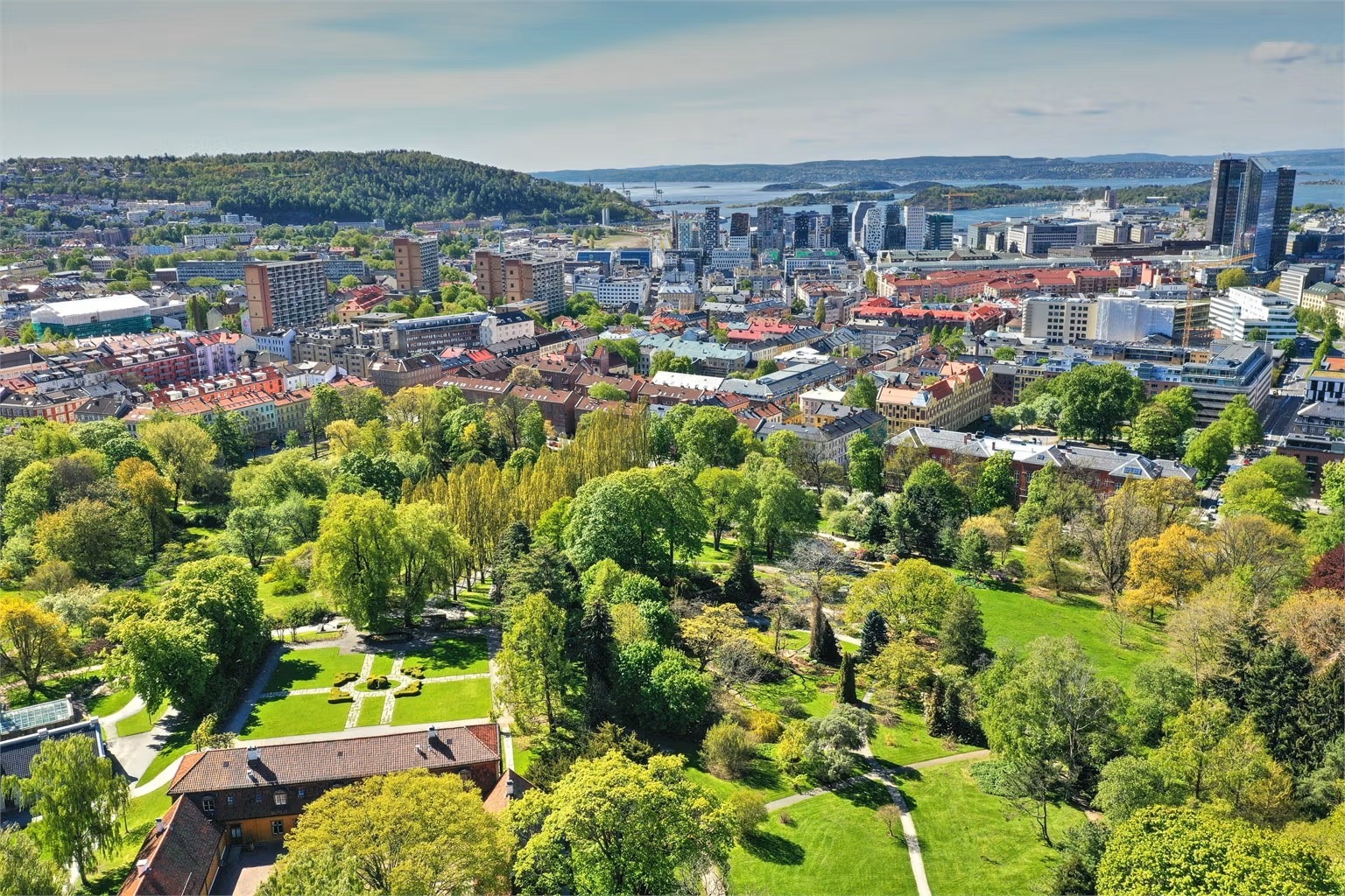I nærmiljøet er det også mange koselige grøntområder som du gjerne legger søndagsturen til - for eksempel idylliske Botanisk hage på Tøyen.