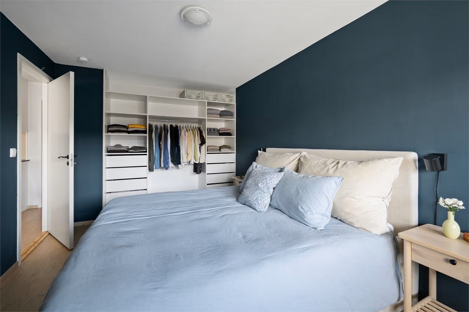 Det er rikelig med oppbevaringsplass i en romslig, åpen garderobeløsning.