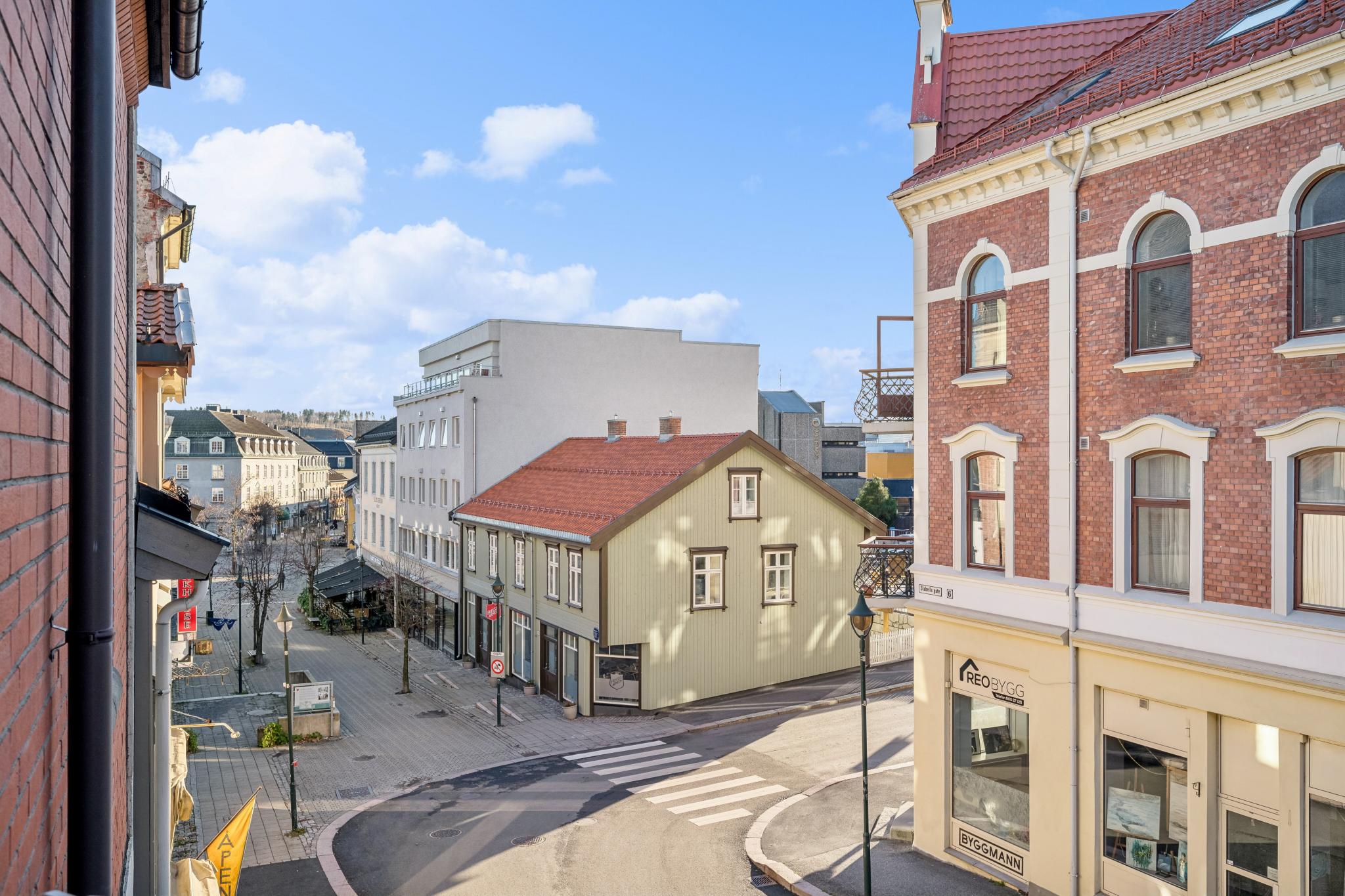 Sentralt midt i byen. Kuben kjøpesenter og Hønefoss busstasjon + togstasjon er kun 2 min gåtur unna! Gode bussforbindelser, ca 1 time til Oslo, ca 45 min til Sandvika.