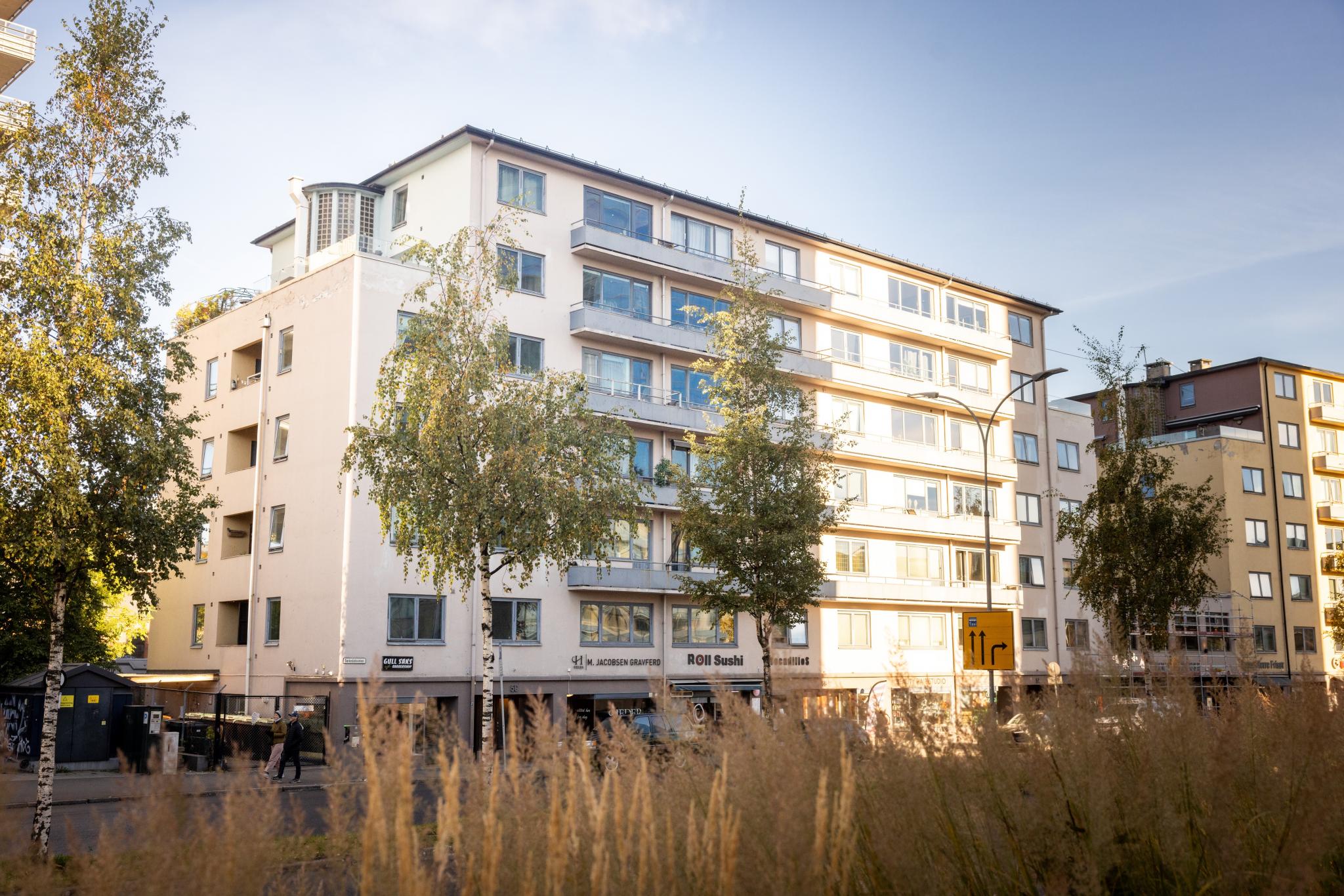 Fasade Sørkedalsveien 5C. Leiligheten ligger høyt og fritt i 6. etasje.