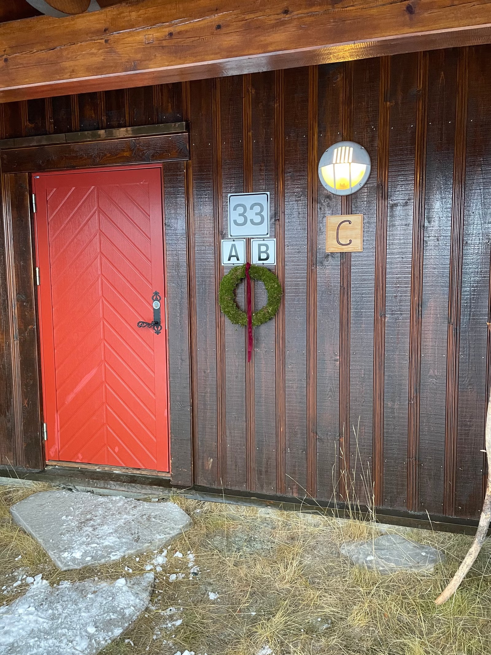 Inngangsparti, leiligheten ligger på høre side