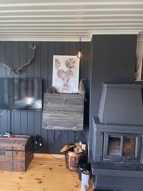 Peis og "hjemmekontor"-løsning ved siden av TV (utgang til platting til venstre for TV)