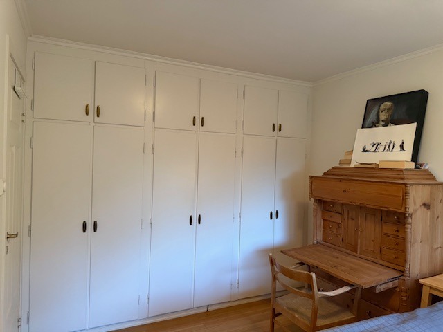 Stor garderobe på hovedsoverom