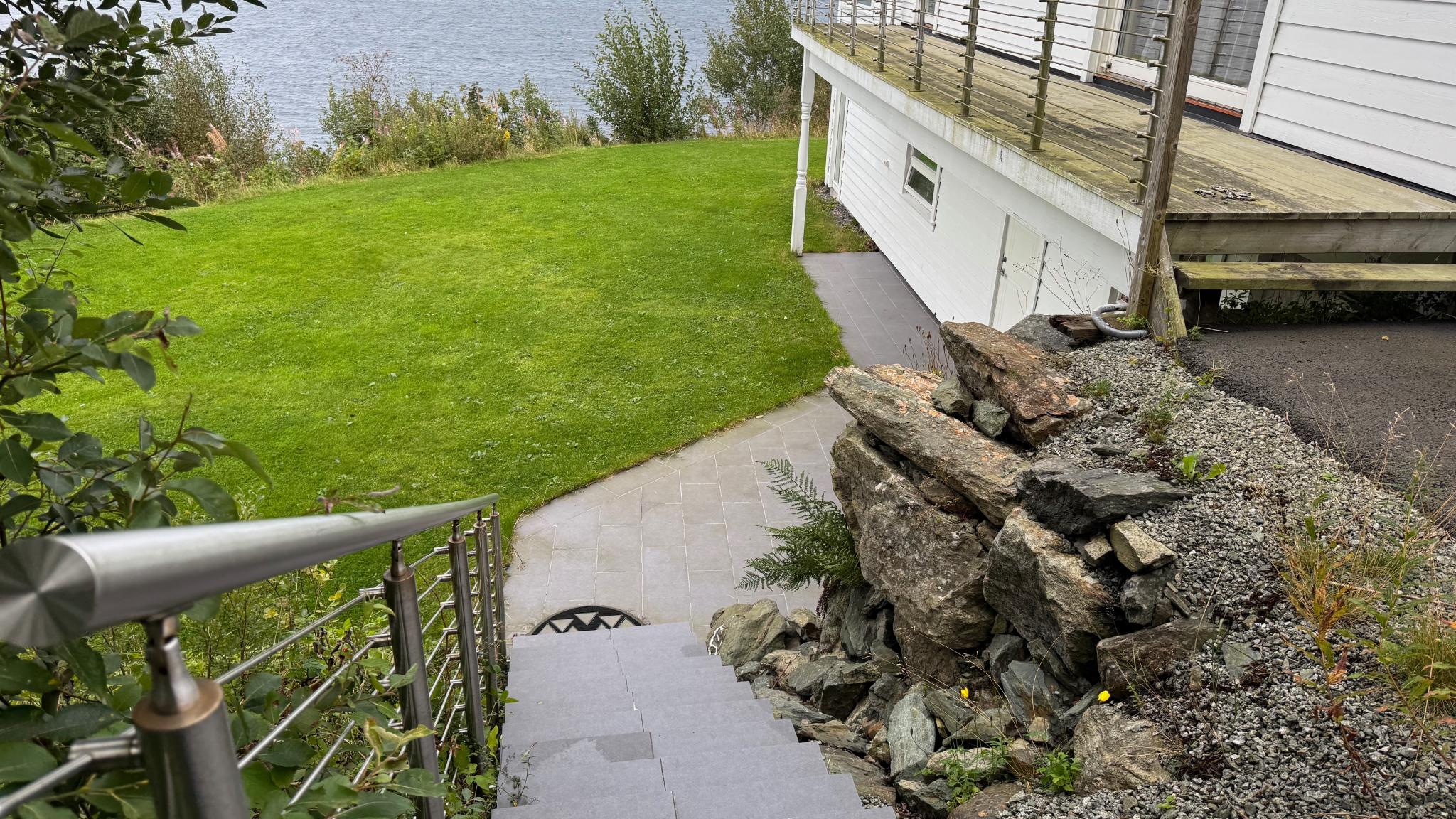 Trapp ned til leilighet