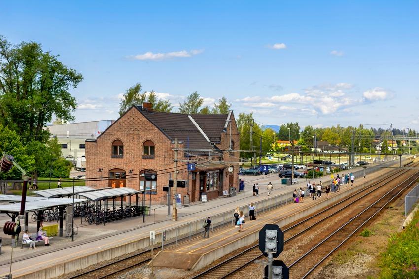Jessheim togstasjon ligger i nærområde, ca. 1 km fra leiligheten. Herifra tar det ca. 40 minutter inn til Oslo S.