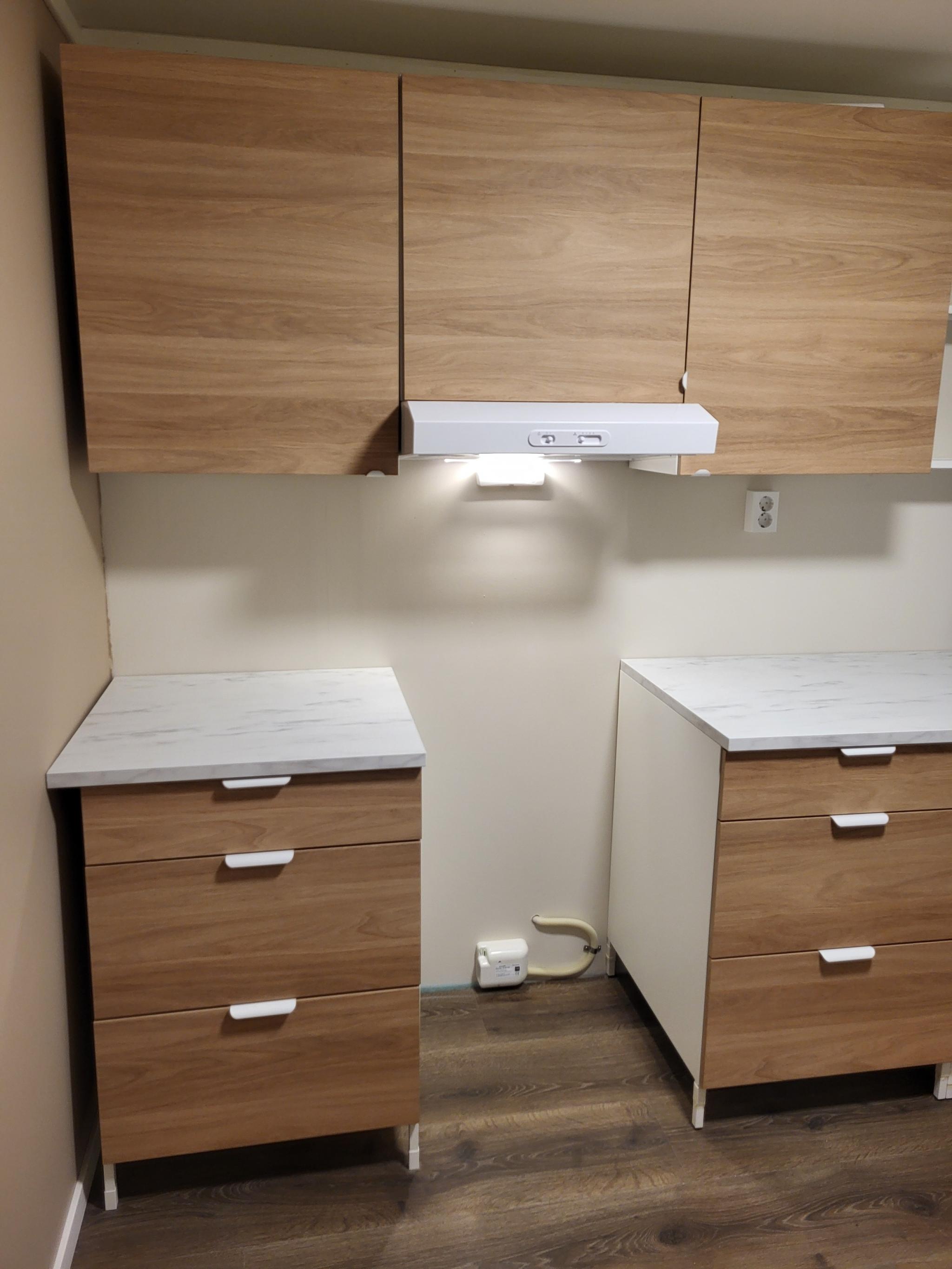 Leiligheten har komfyr, kjøleskap, oppvaskmaskin og vaskemaskin. 