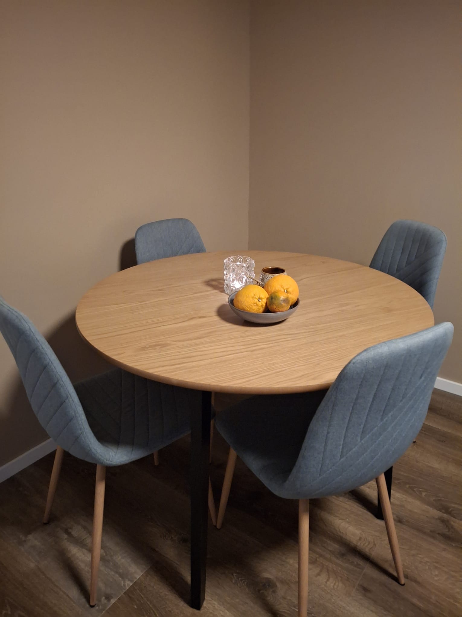 Spisebord følger med.