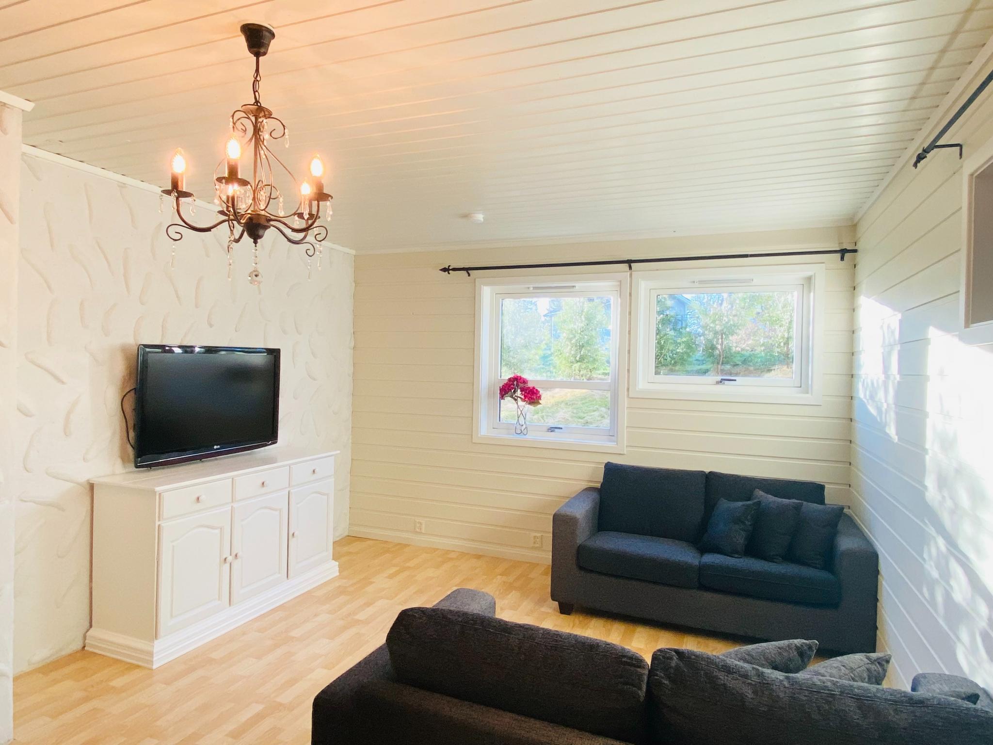 Stue. Leies ut med lysekrone og gardinstenger. Øvrig interiør kan være inkludert om ønskelig.