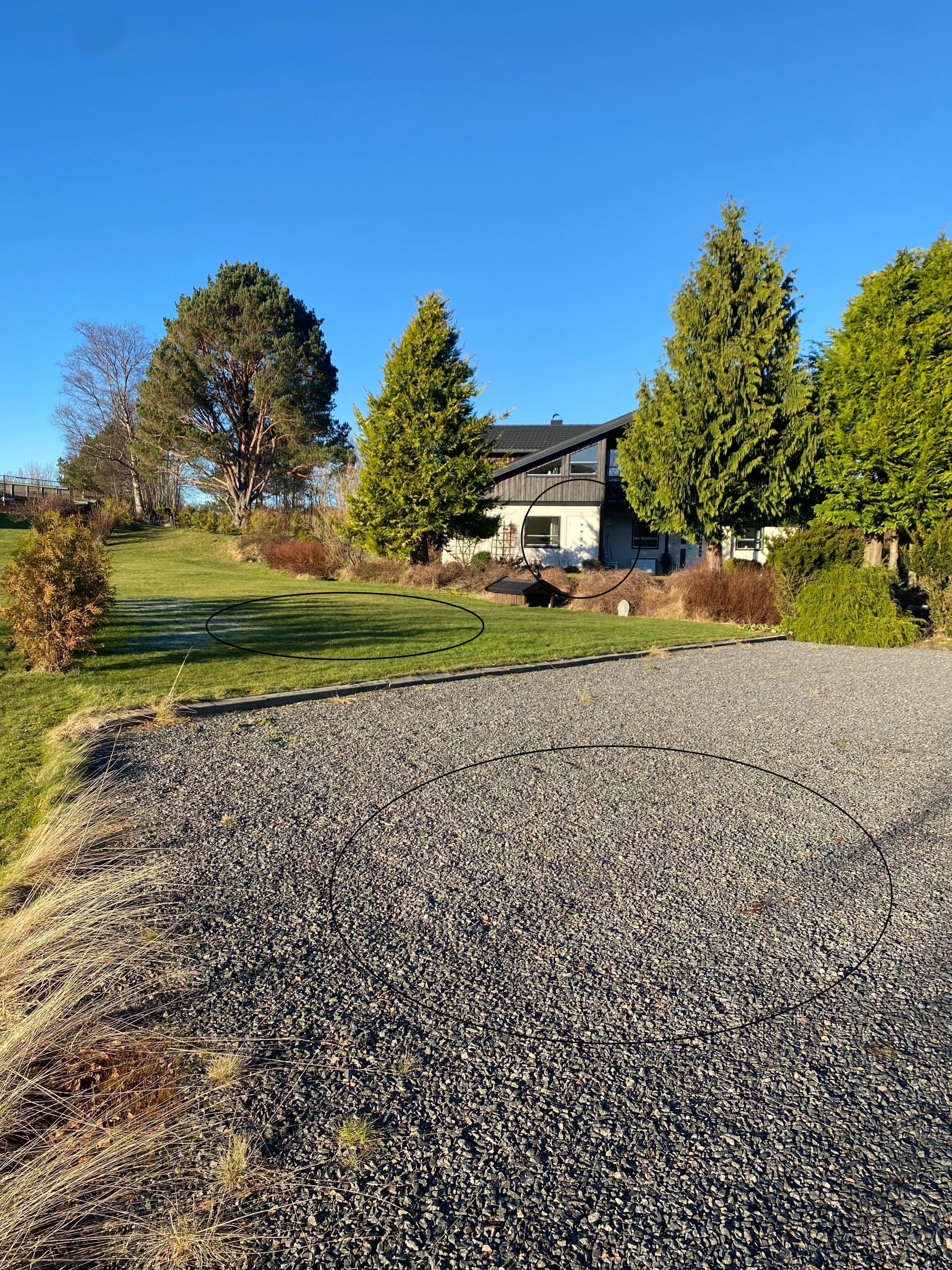 Innsirklede områder viser P-plass, inngangsparti og tilgang til uteområde.