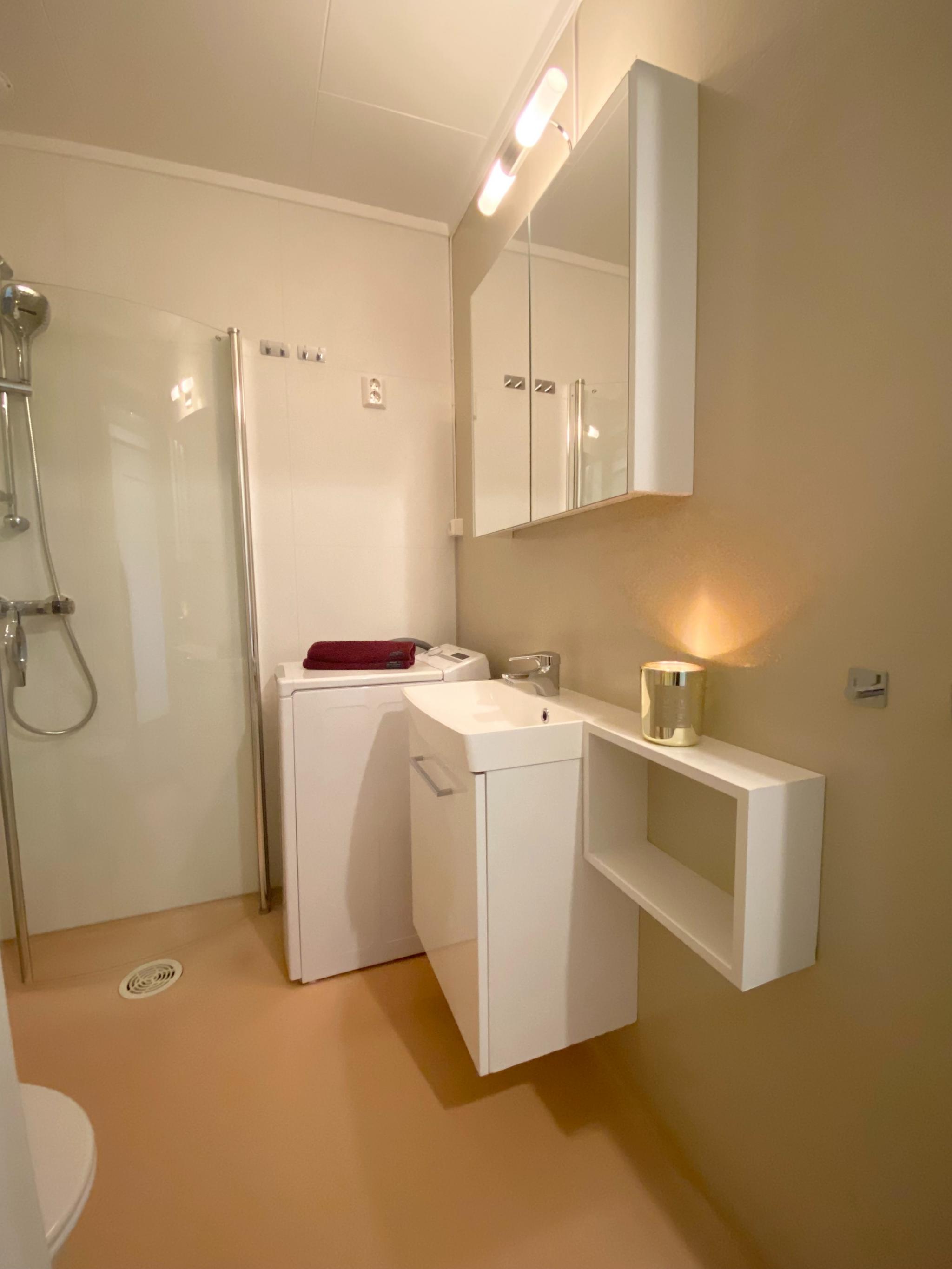 Bad- Leies ut med vaskemaskin, speilskap og hylle. Oppusset bad 2024.