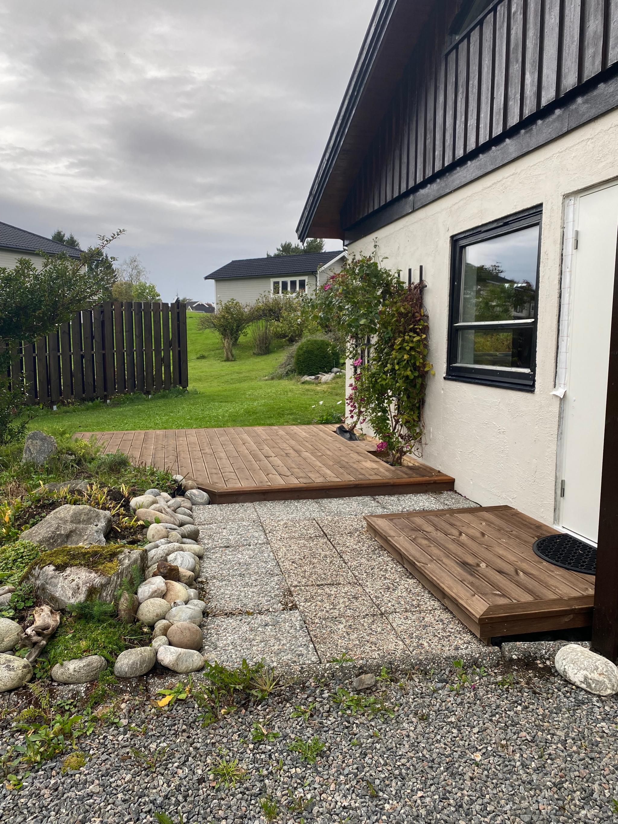 Platting disponeres av leietaker. 
Planlagt å sette opp liten levegg på platting etter hvert.