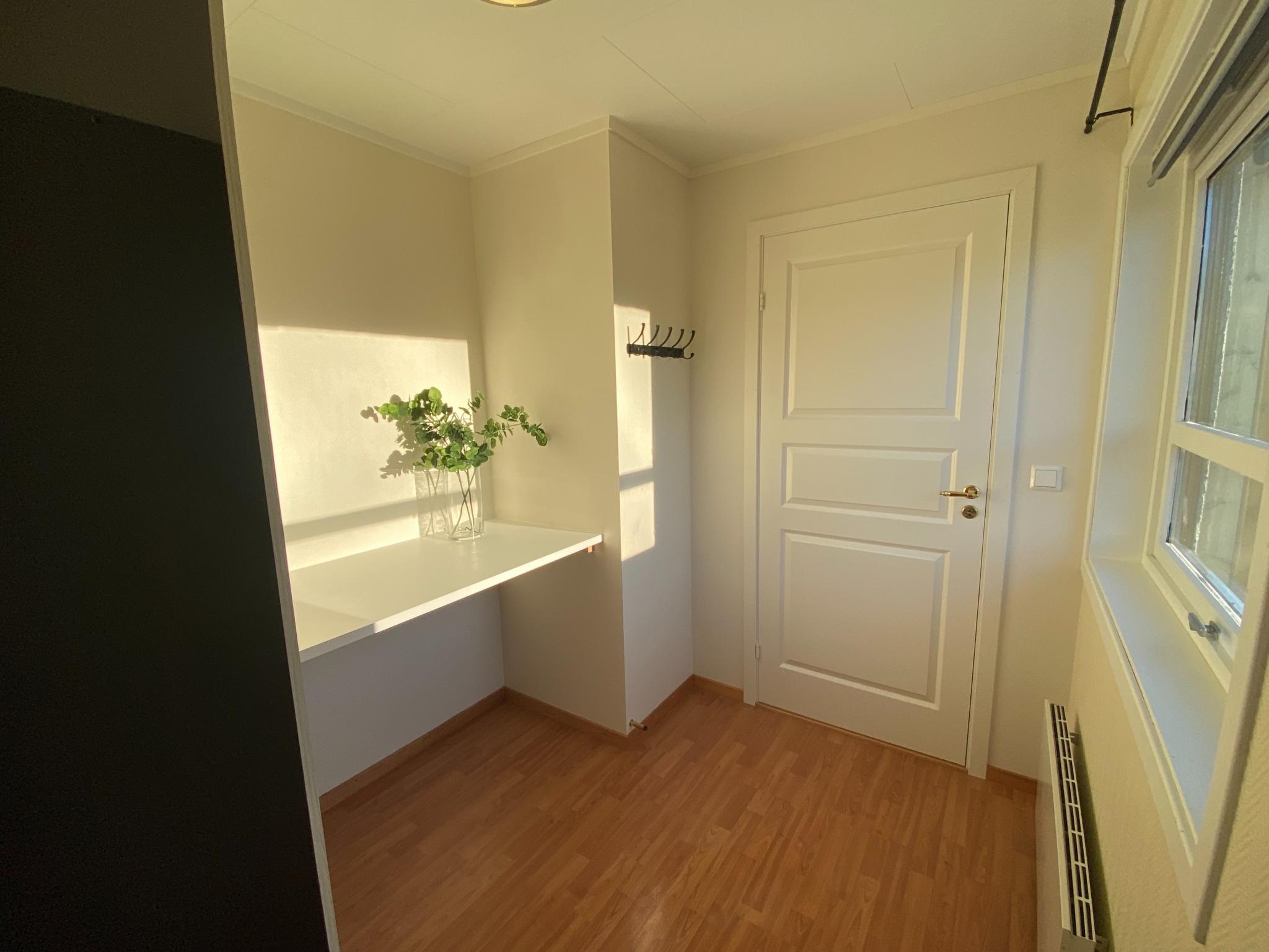 Soverom 1- Leies ut med garderobeskap, persienner, gardinstenger og knagg.