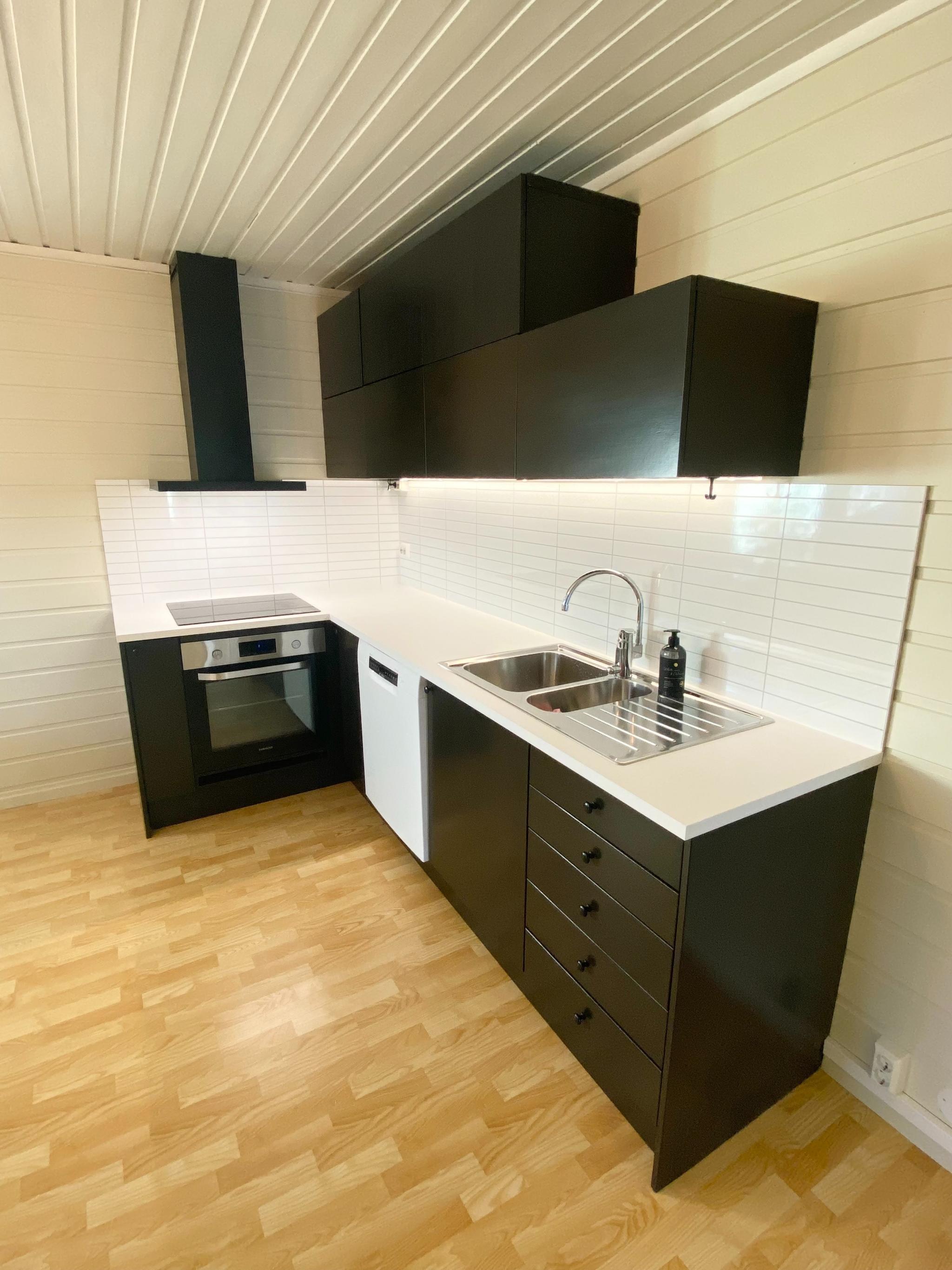 Kjøkken og stue i ett rom. Nyoppusset i 2024.