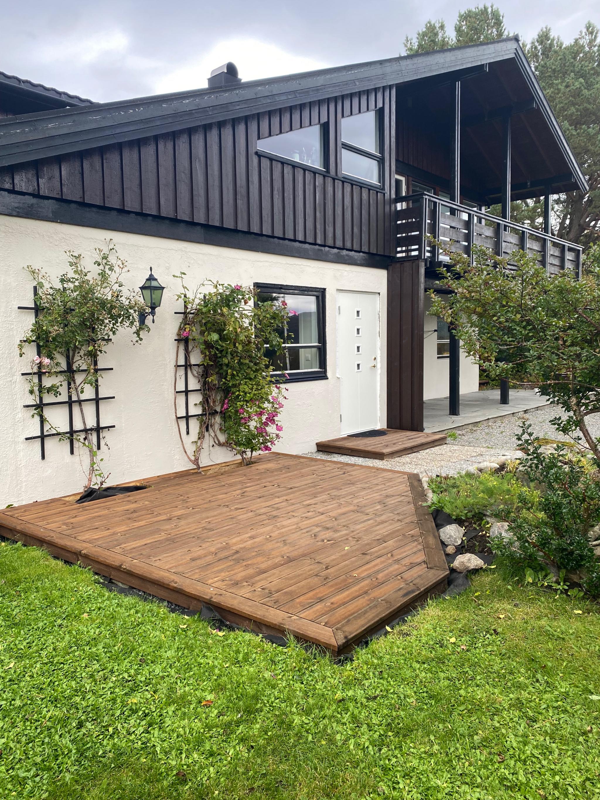 Platting disponeres av leietaker. Planlagt å sette opp liten levegg på platting etter hvert.