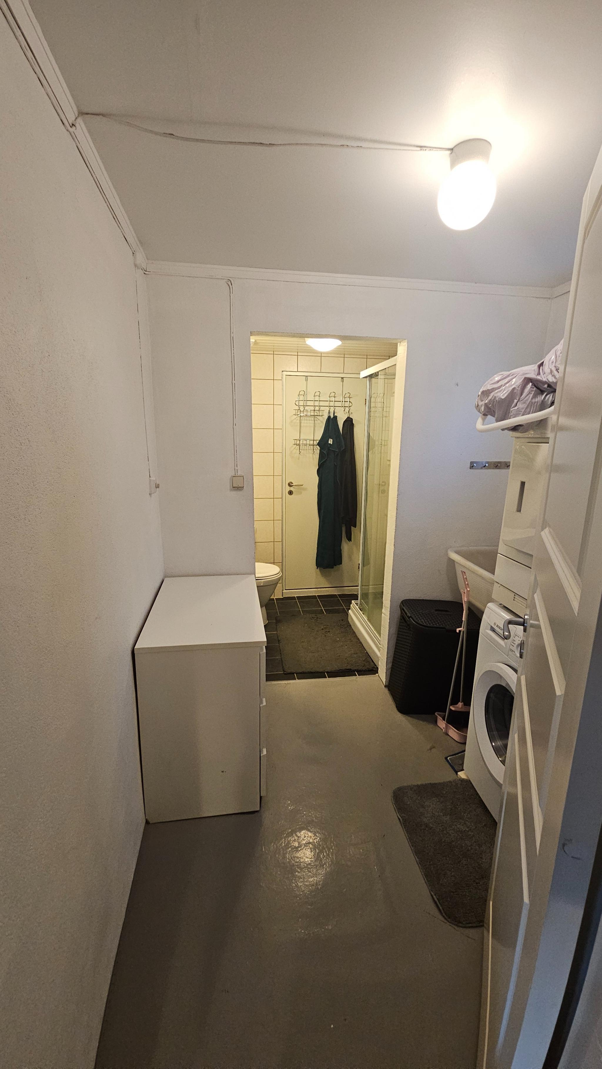 Vaskerommet med badet i bakgrunnen.