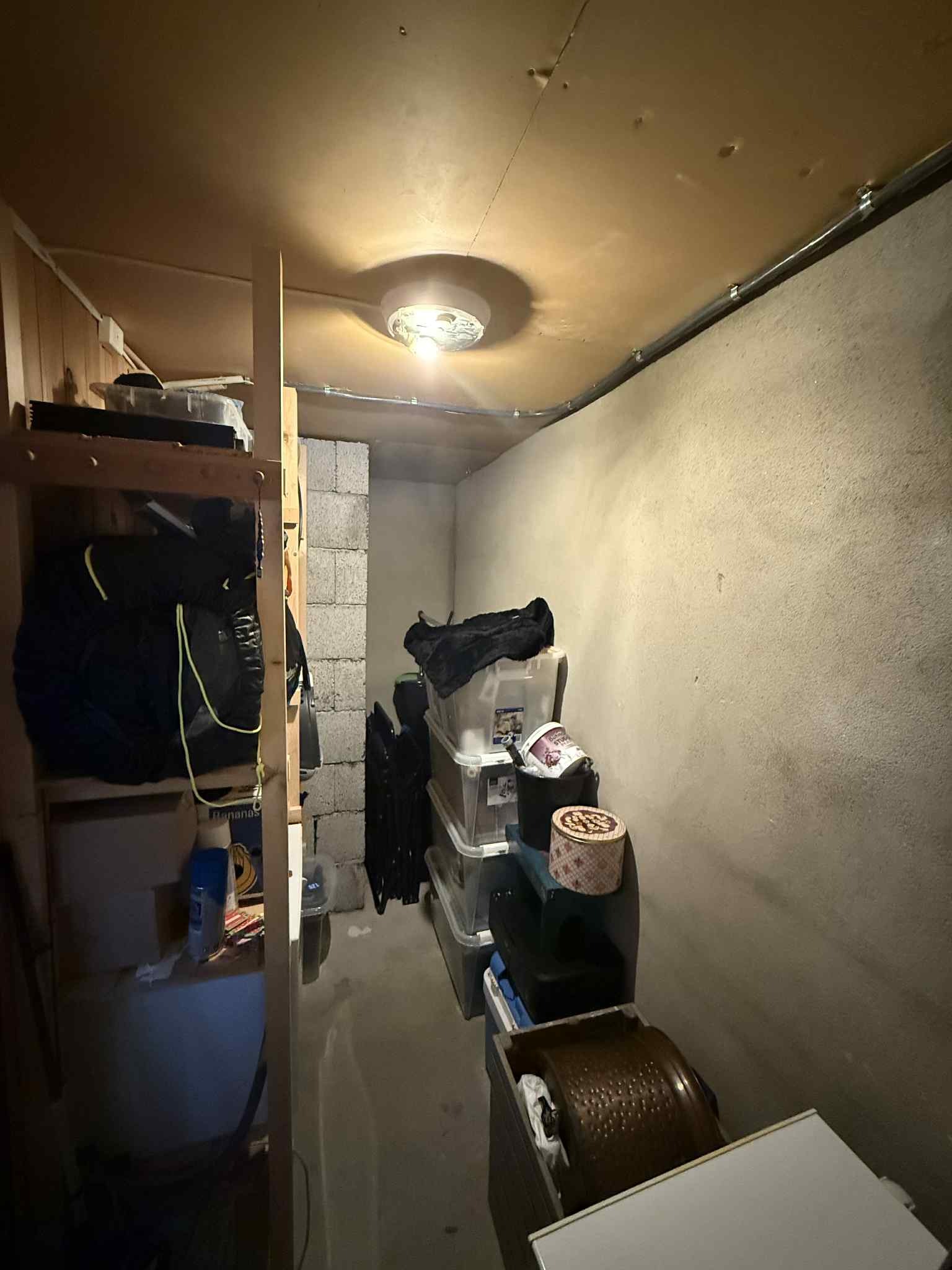 Bod med inngang fra gang. 