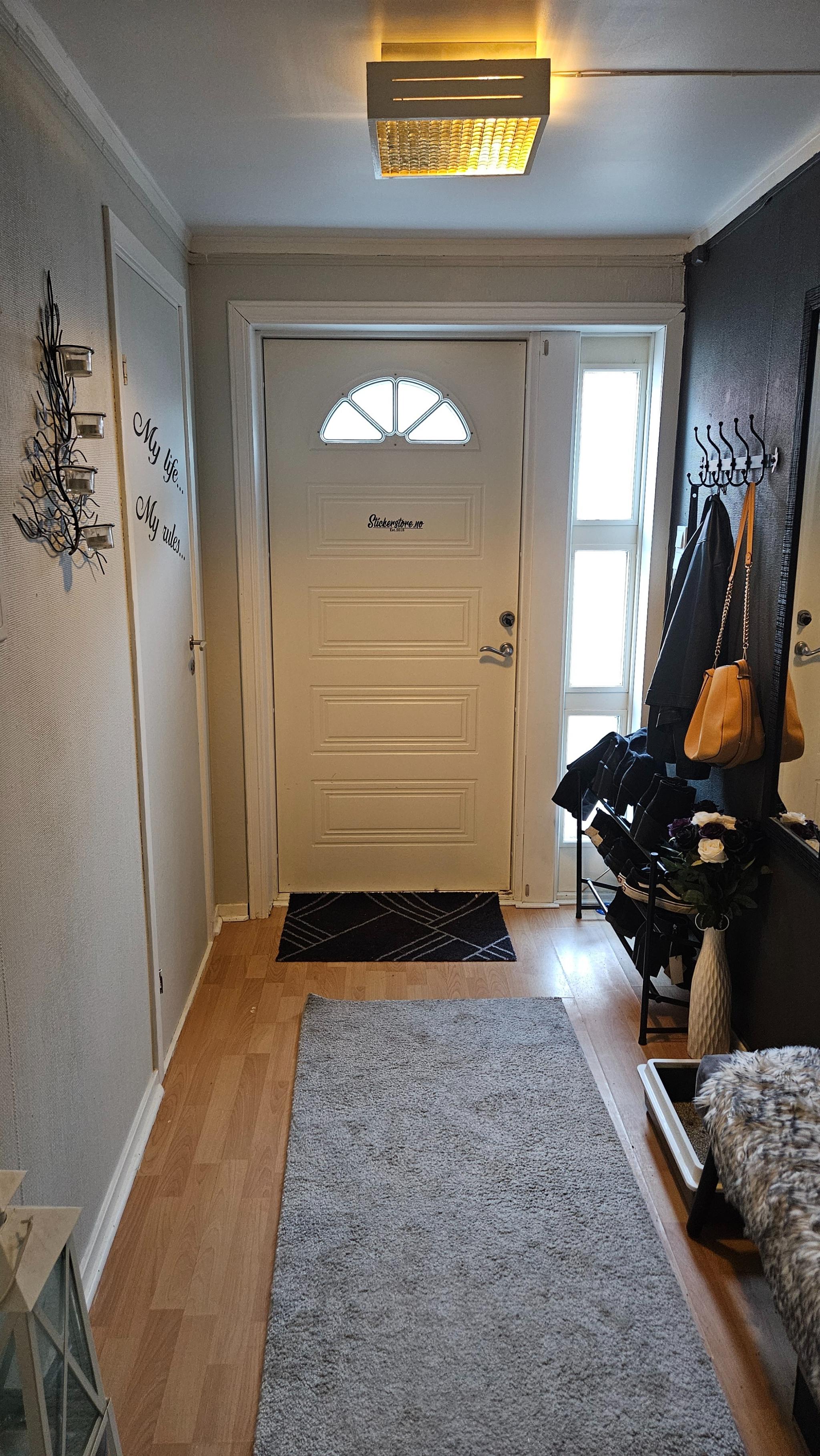 Gangen med god plass til klær og sko. Rett ved inngangsdøren er det egen bod.