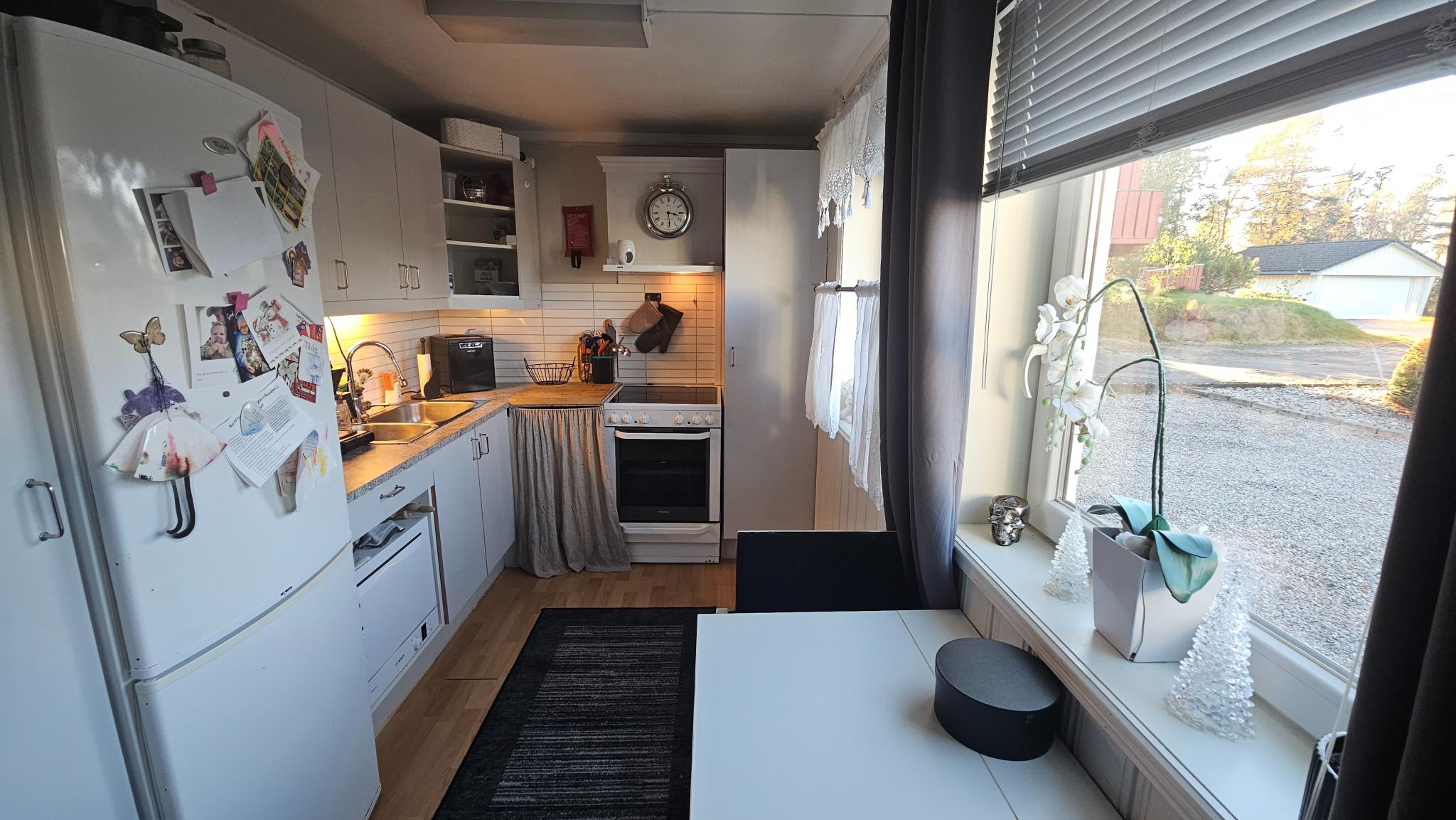 Kjøkkenet. 
Kombiskap, benkeoppvaskmaskin og komfyr følger leiligheten.