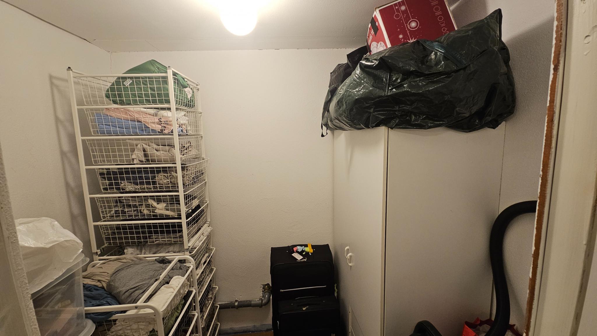 Bod/walk-in closet innenfor badet.