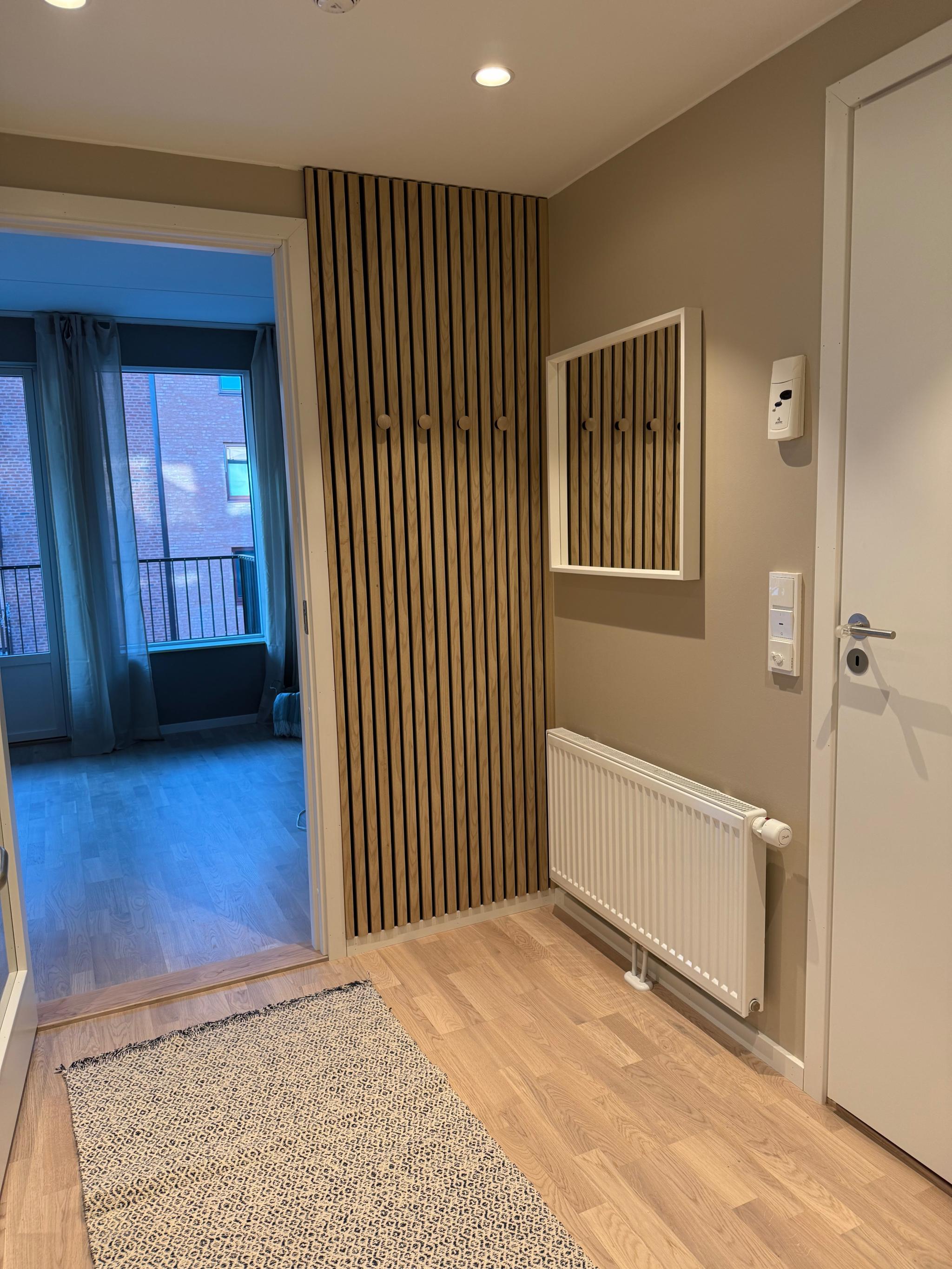 Gang med stor skyvedørgarderobe