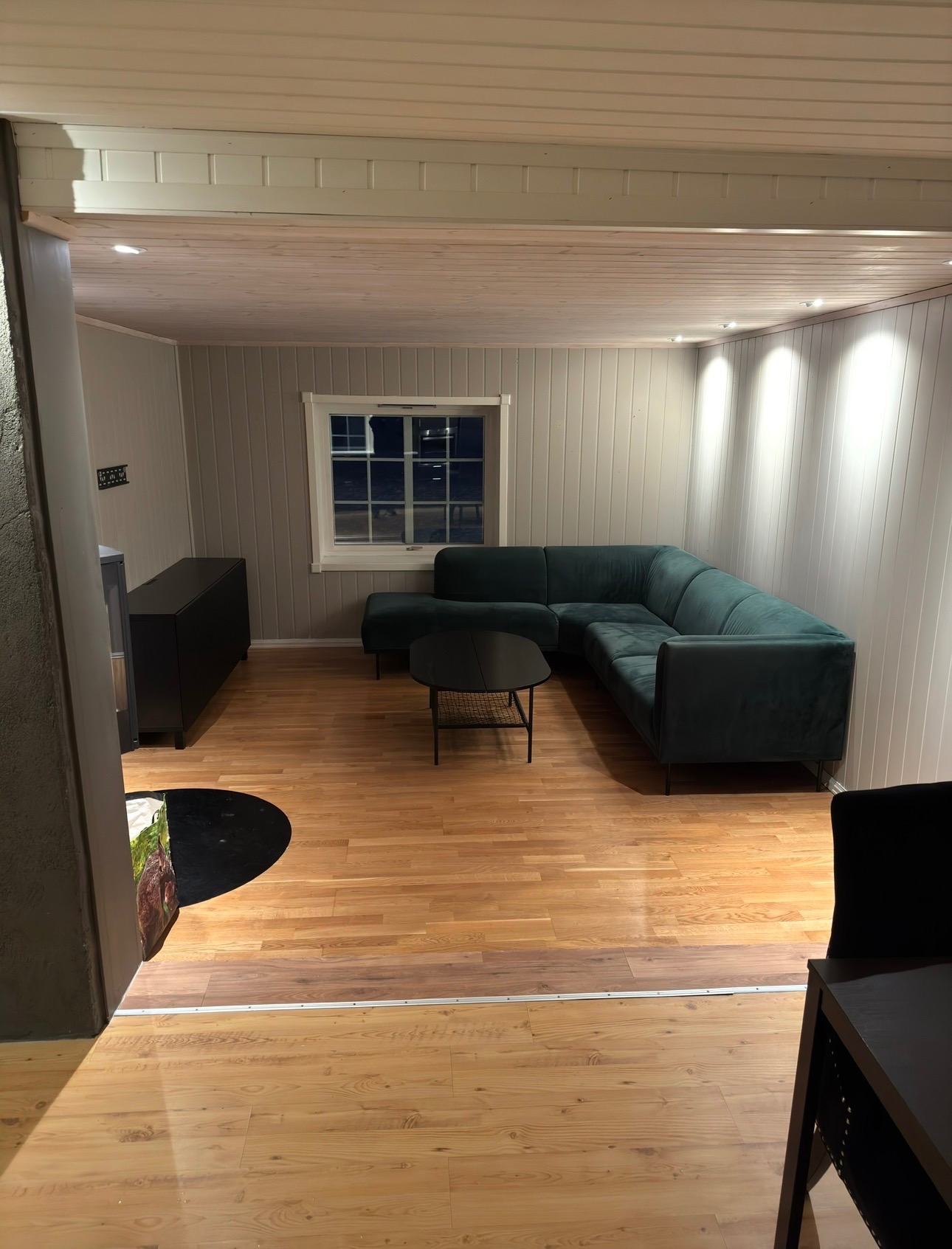 Romslig stue med god plass til sofa og stue bord. Her følger det med tv sjenk. Siden og bordet følger ikke med. 