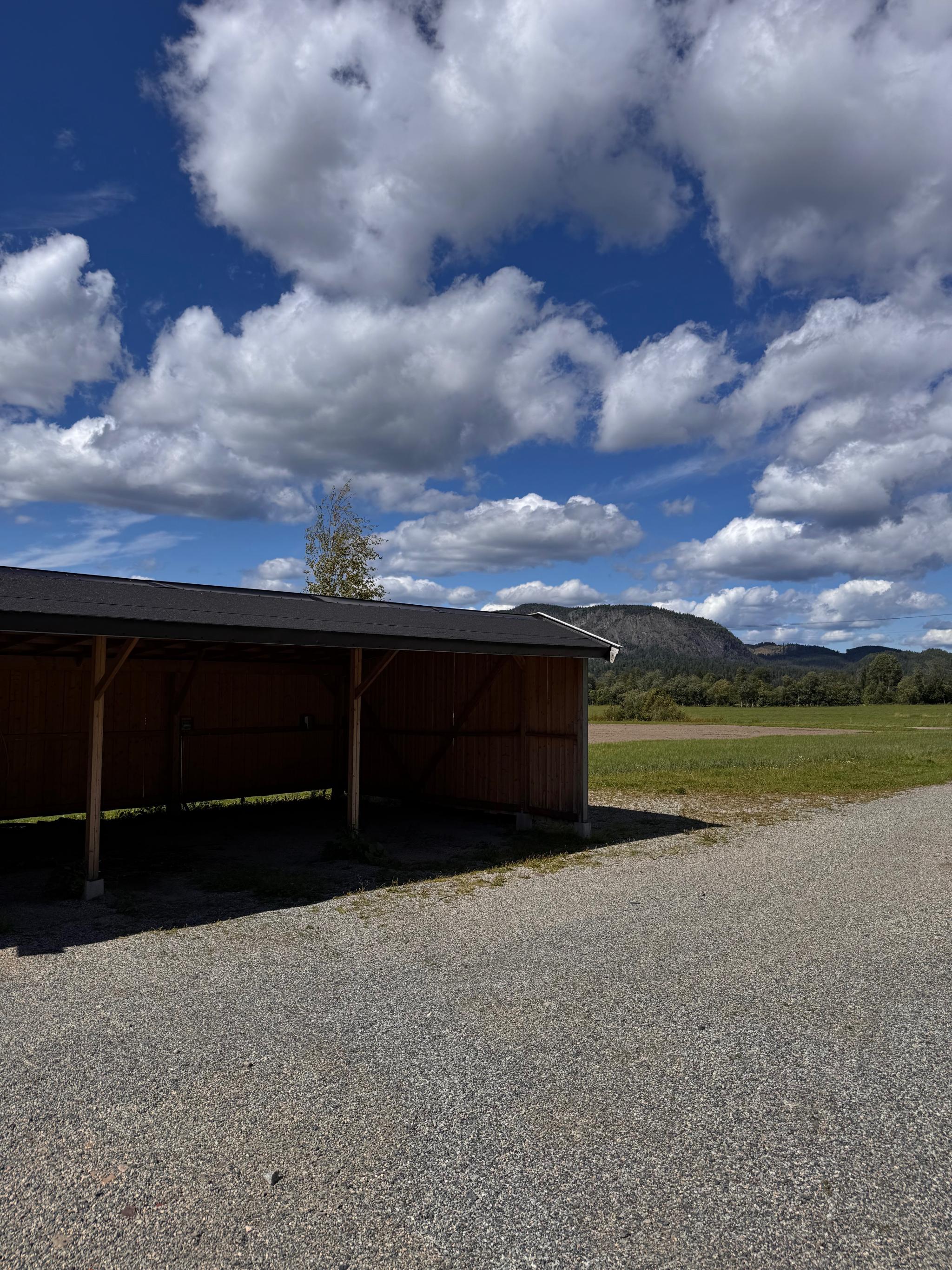 Parkeringsplass i carport med mulighet for el bil lader 
