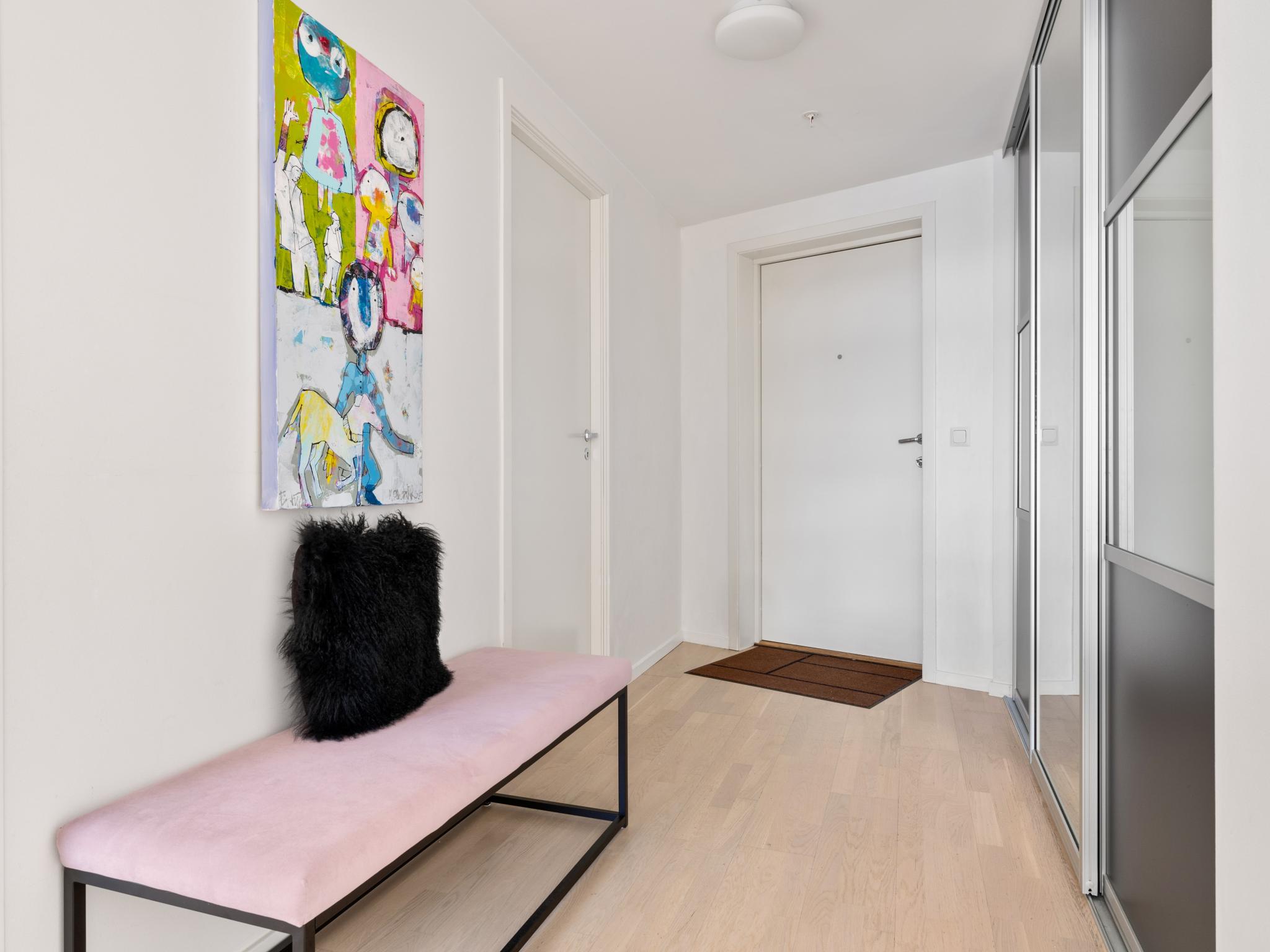 Inngang med Skyvedørgarderobe.