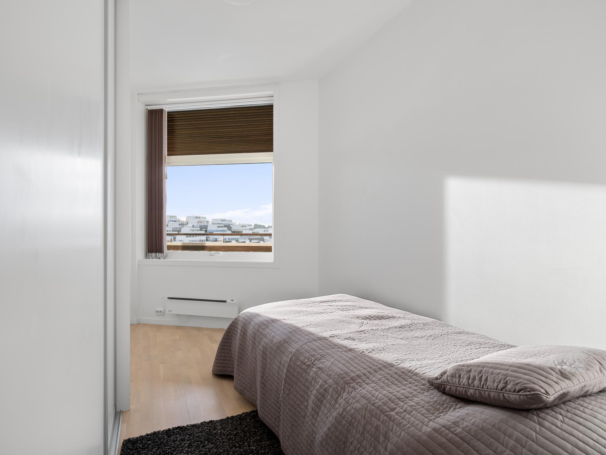 Soverom 2. Med skyvedør garderobe. Seng ikke inkludert.