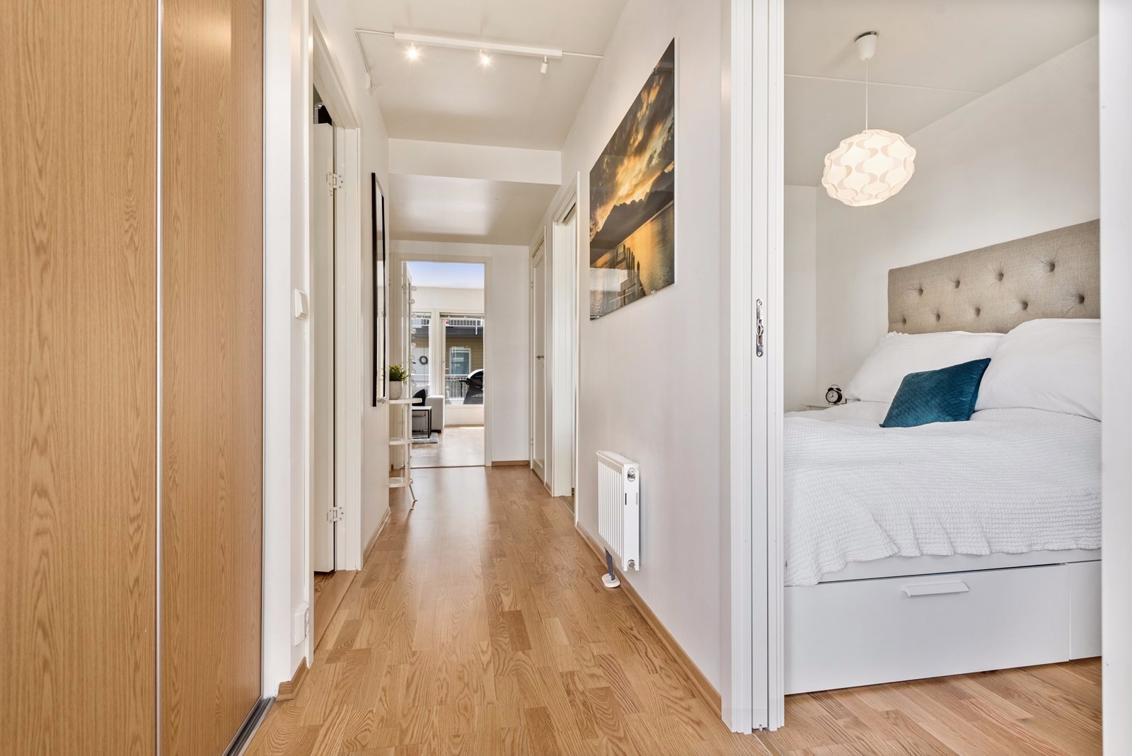 Gang med skyvedørsgarderobe.