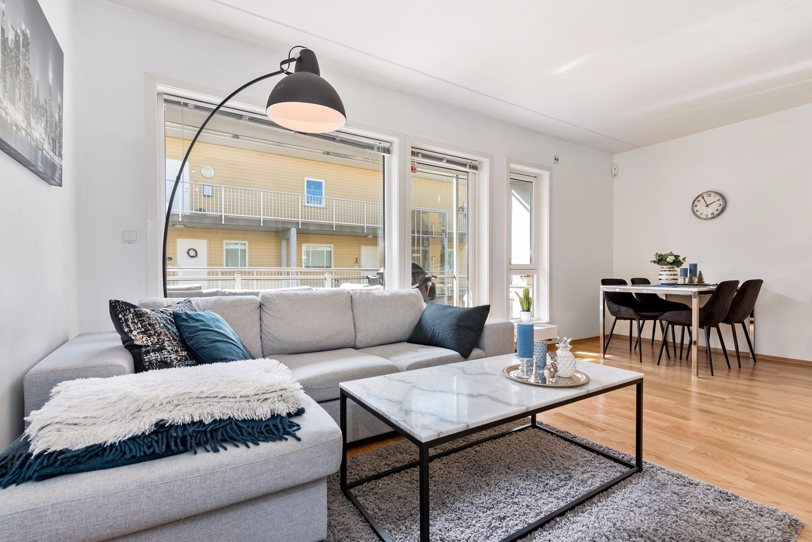 I stua er det plass til både sofagruppe og spisebord.