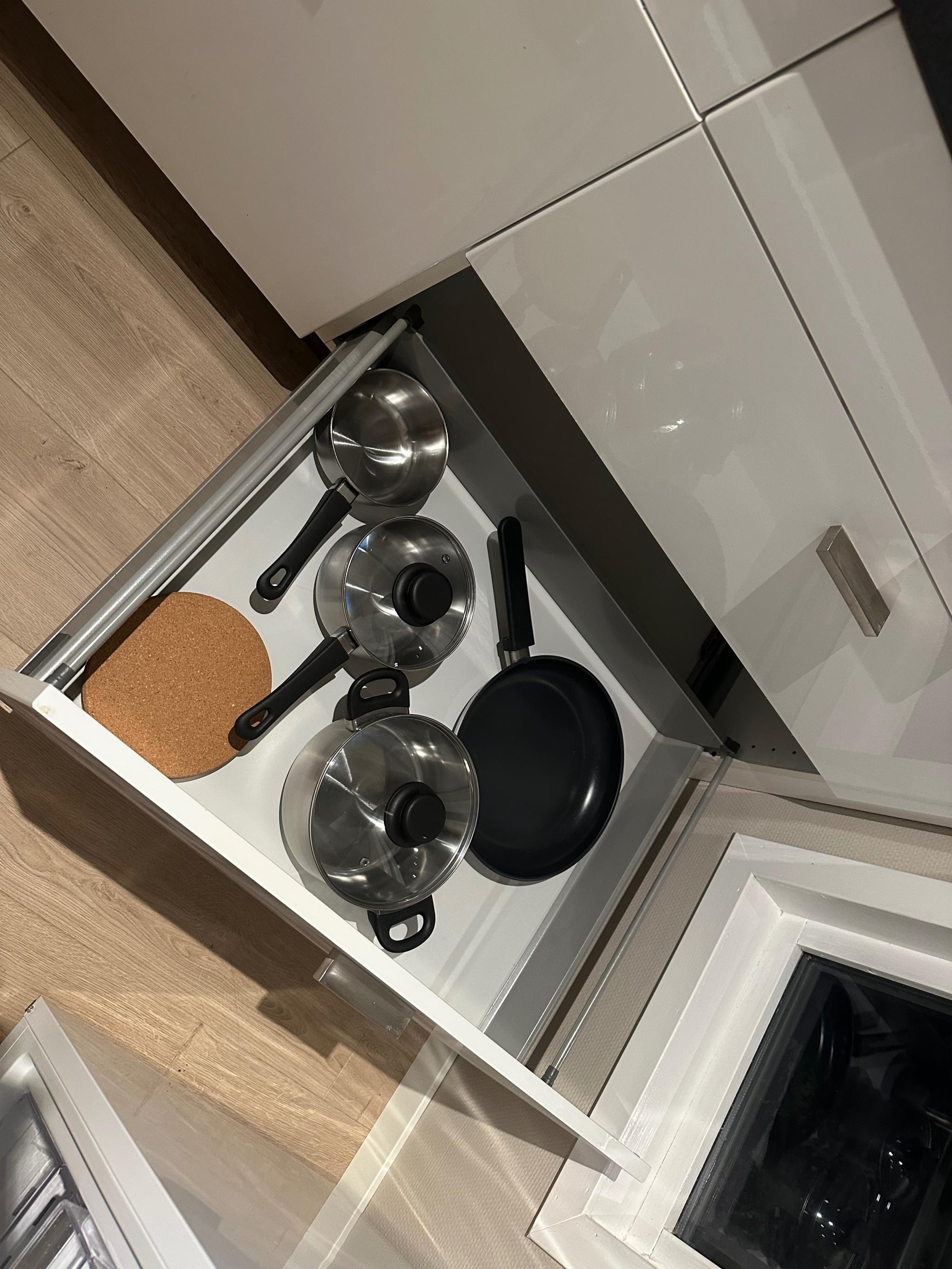 Inneholder det meste en trenger på en hverdag på kjøkkenet 