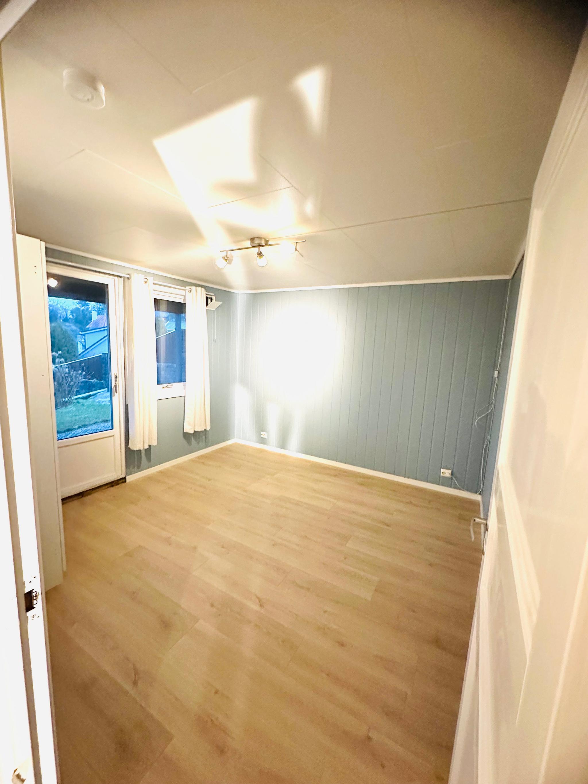 Soverom 1 uten møbler (den har seng, garderobe, og kommode)