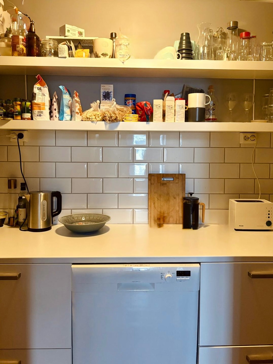 Inngang kjøkken, med komfyr, oppvaskmaskin, wannkoker, toaster, vaskemaskin og kombiskap kjøl og frys