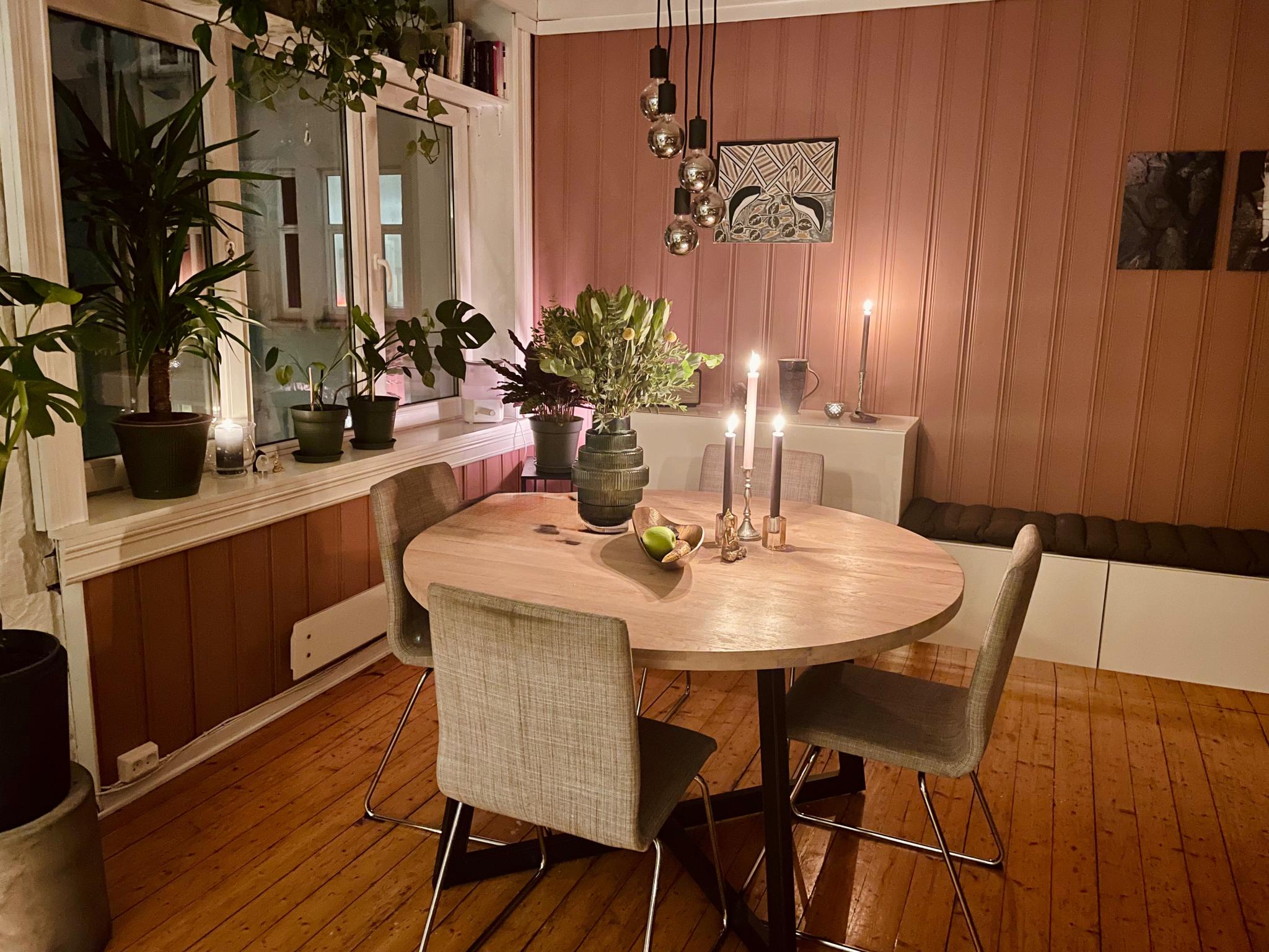 Spisebord kroken by night 