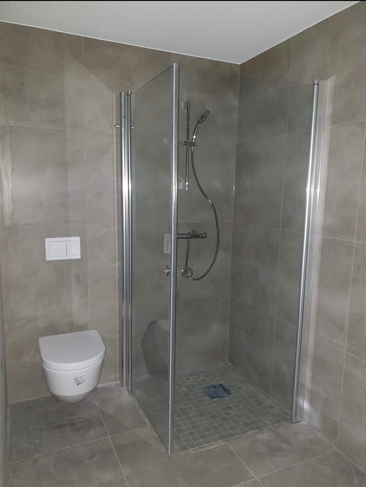 Stort bad med uttak for vaskemaskin og vannbåren gulvvarme 