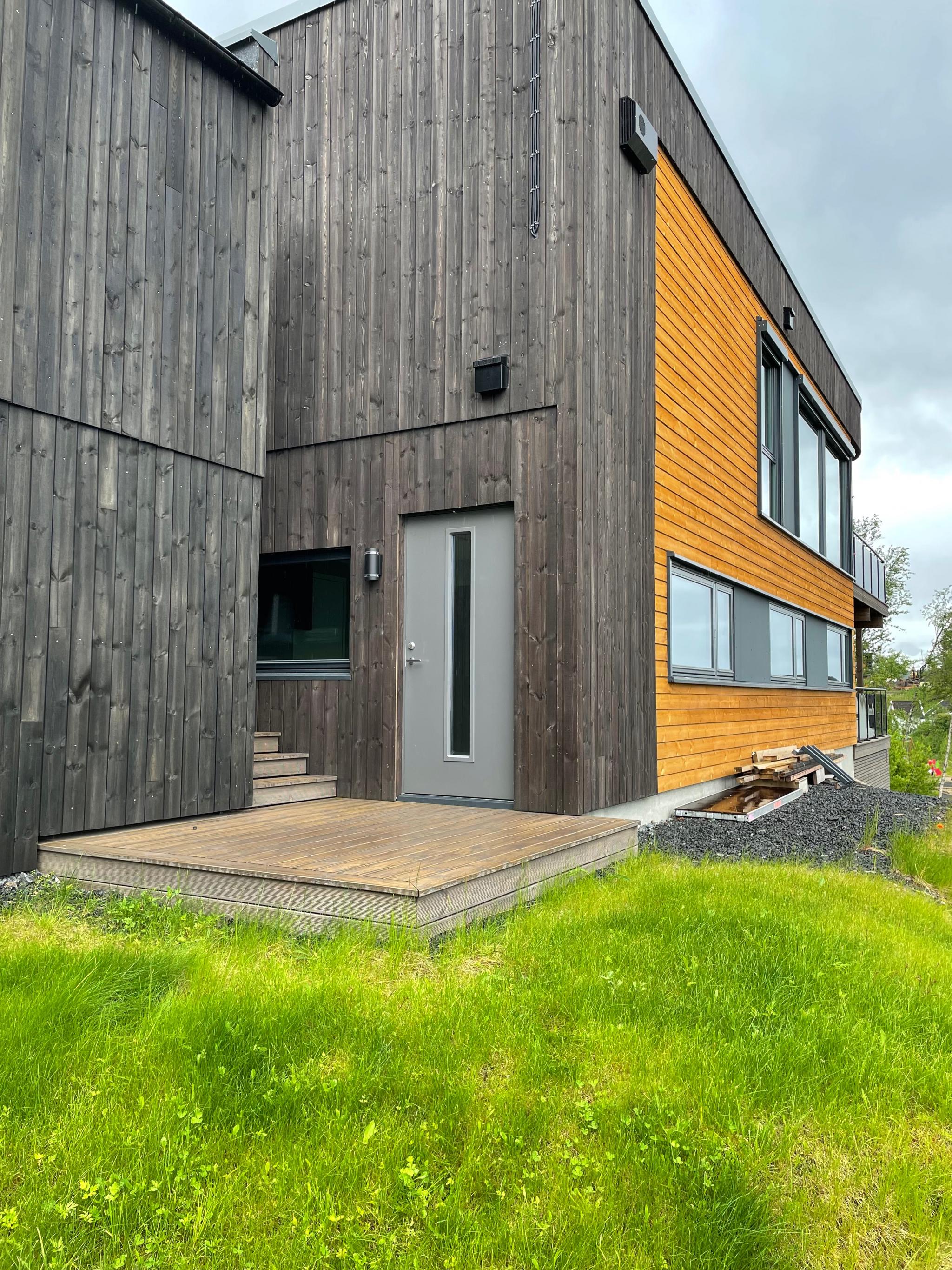 Egen inngang med lite terrasse/platting foran