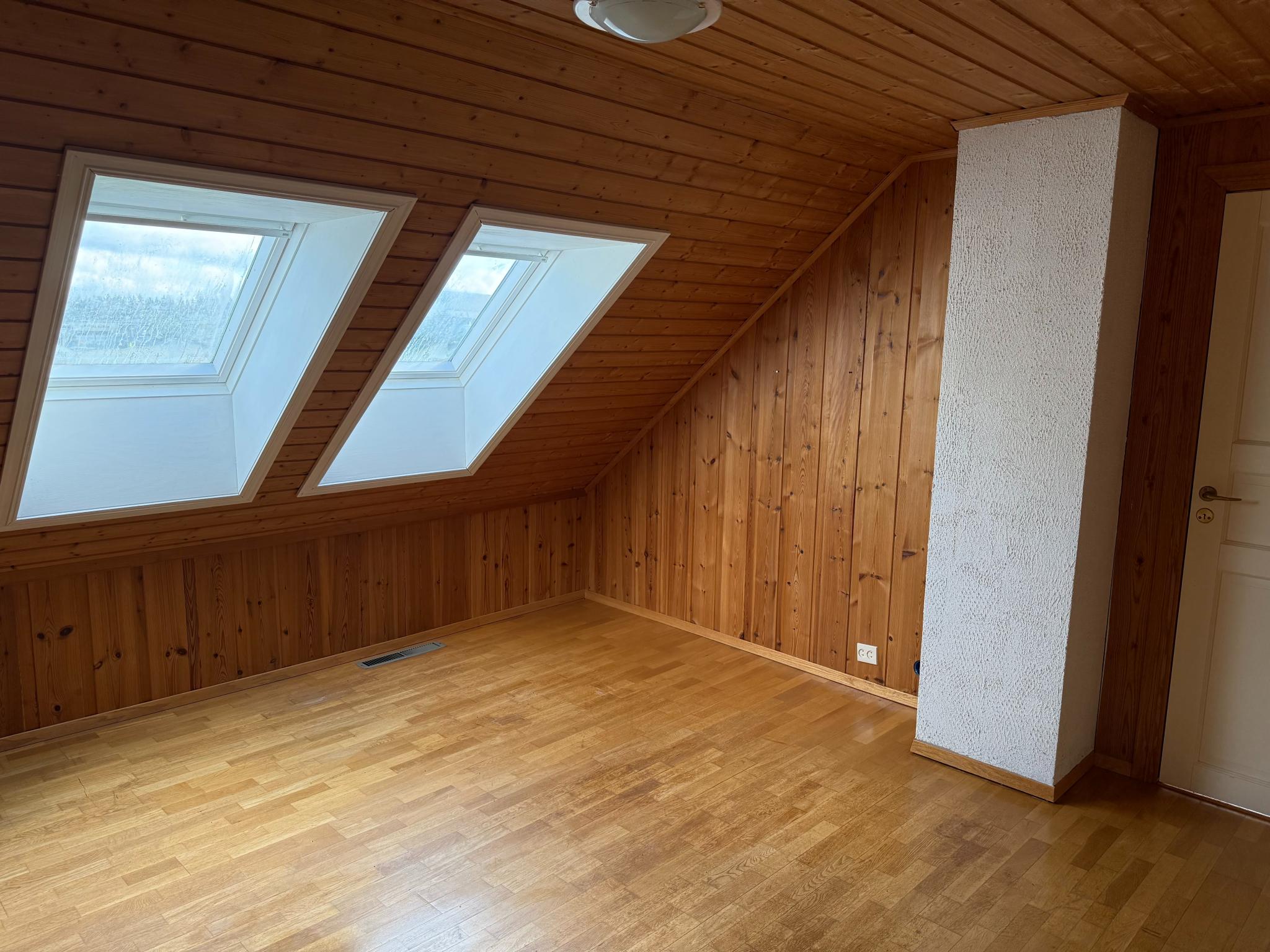 Åpent rom i 2. etg. med ett soverom på hver side