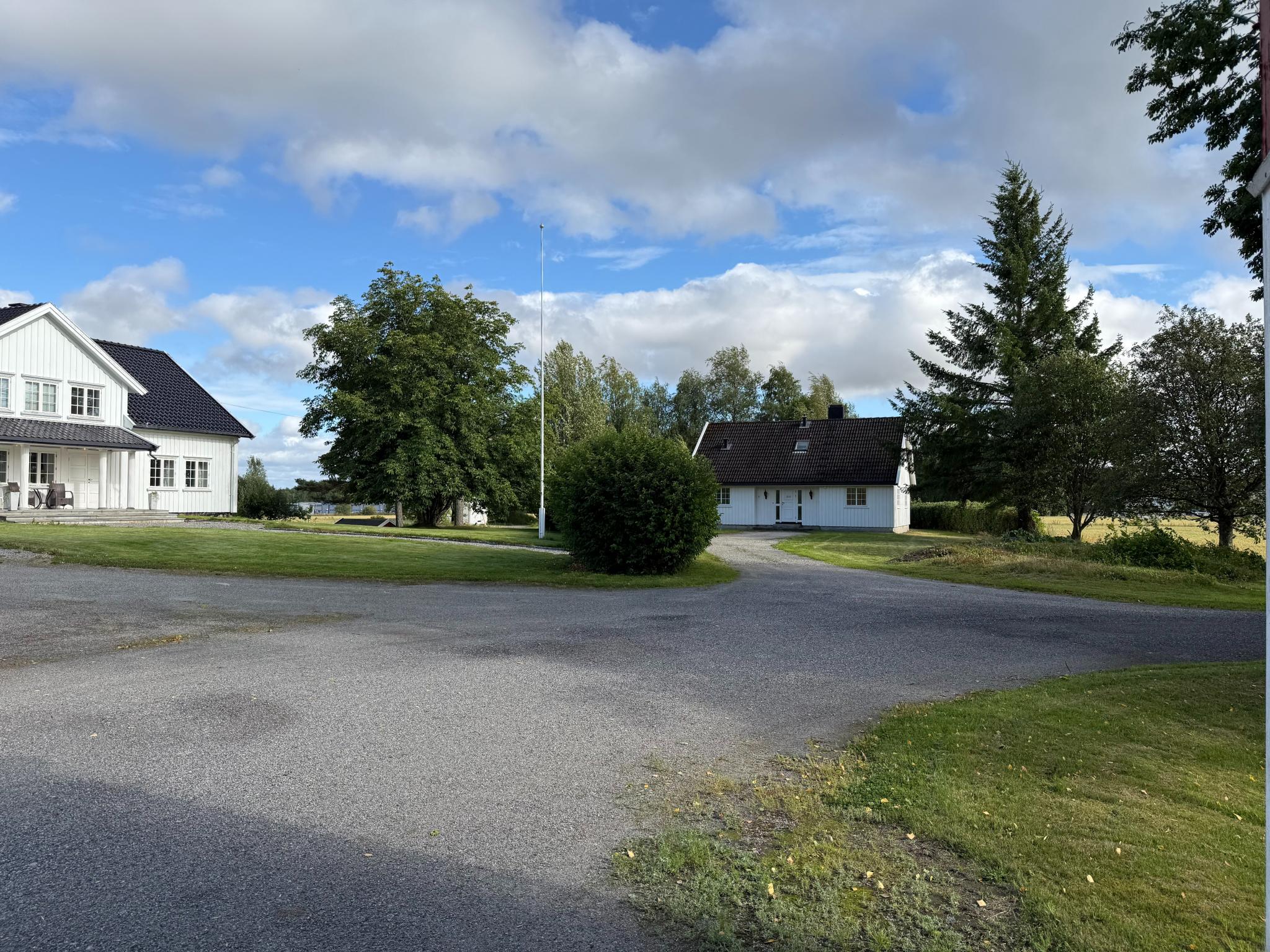 Boligen er plassert i utkanten av gårdstunet