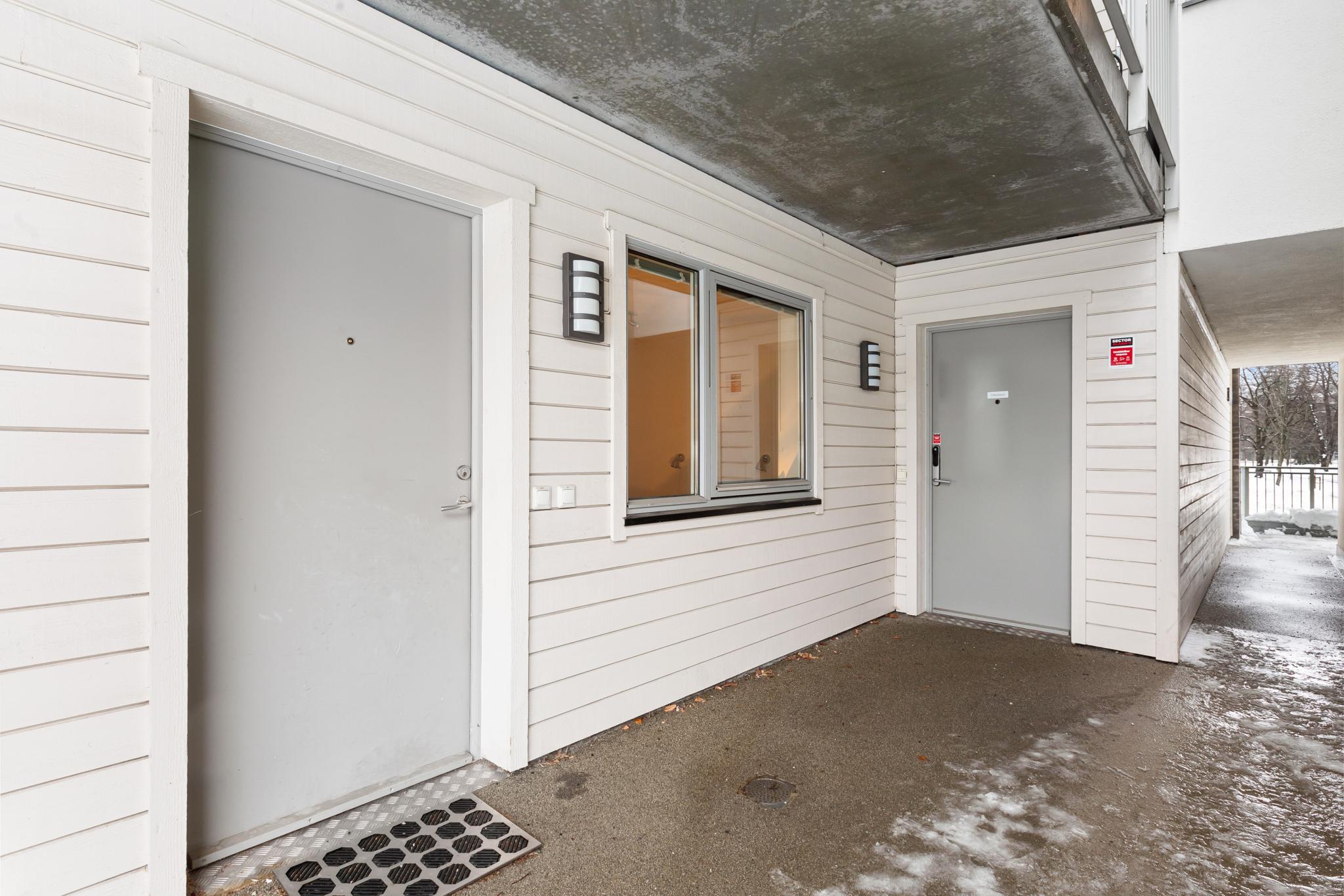 Inngang til felles inngang og vindu til soverom