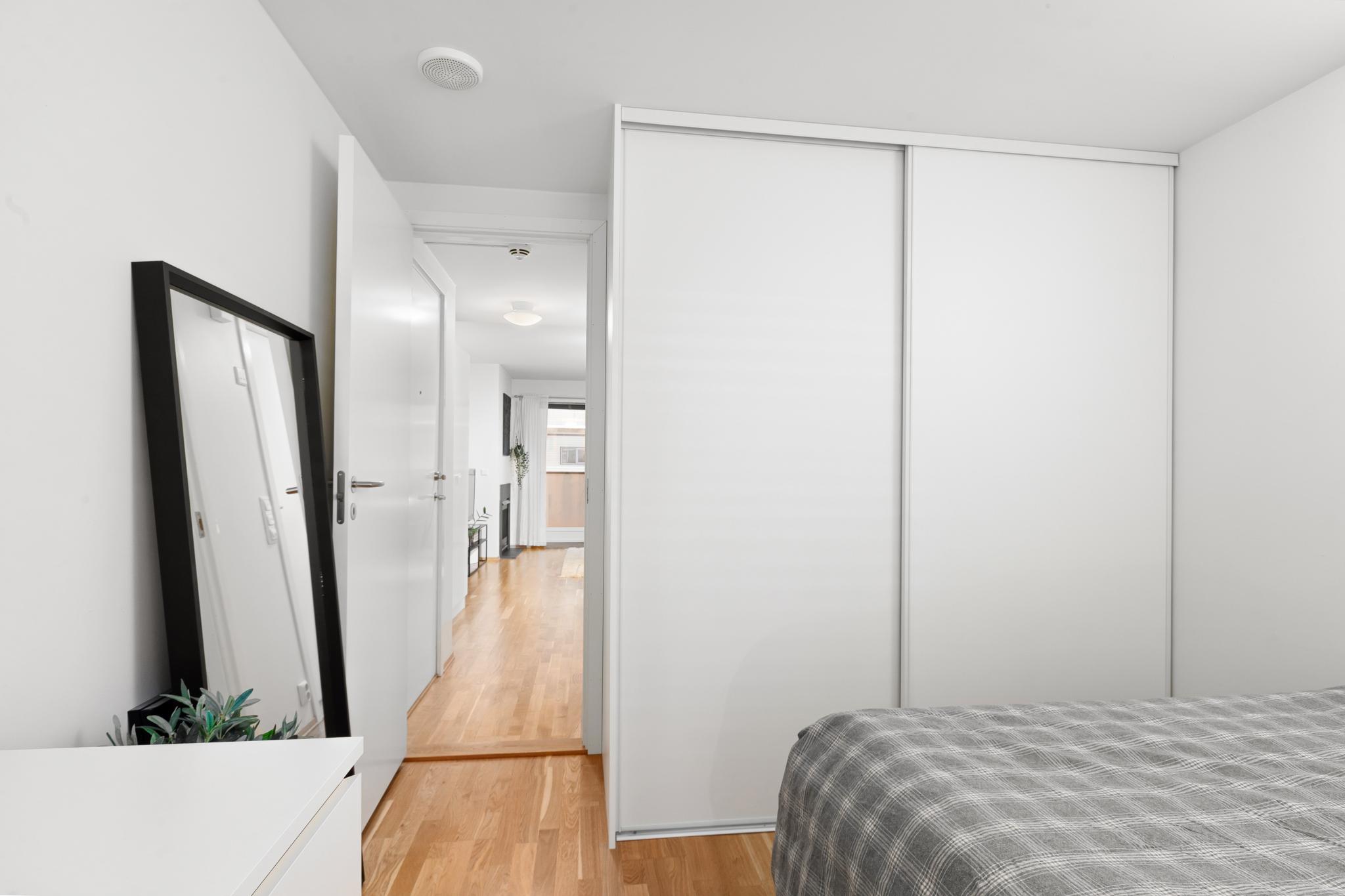 Soverom og videre ut til gang