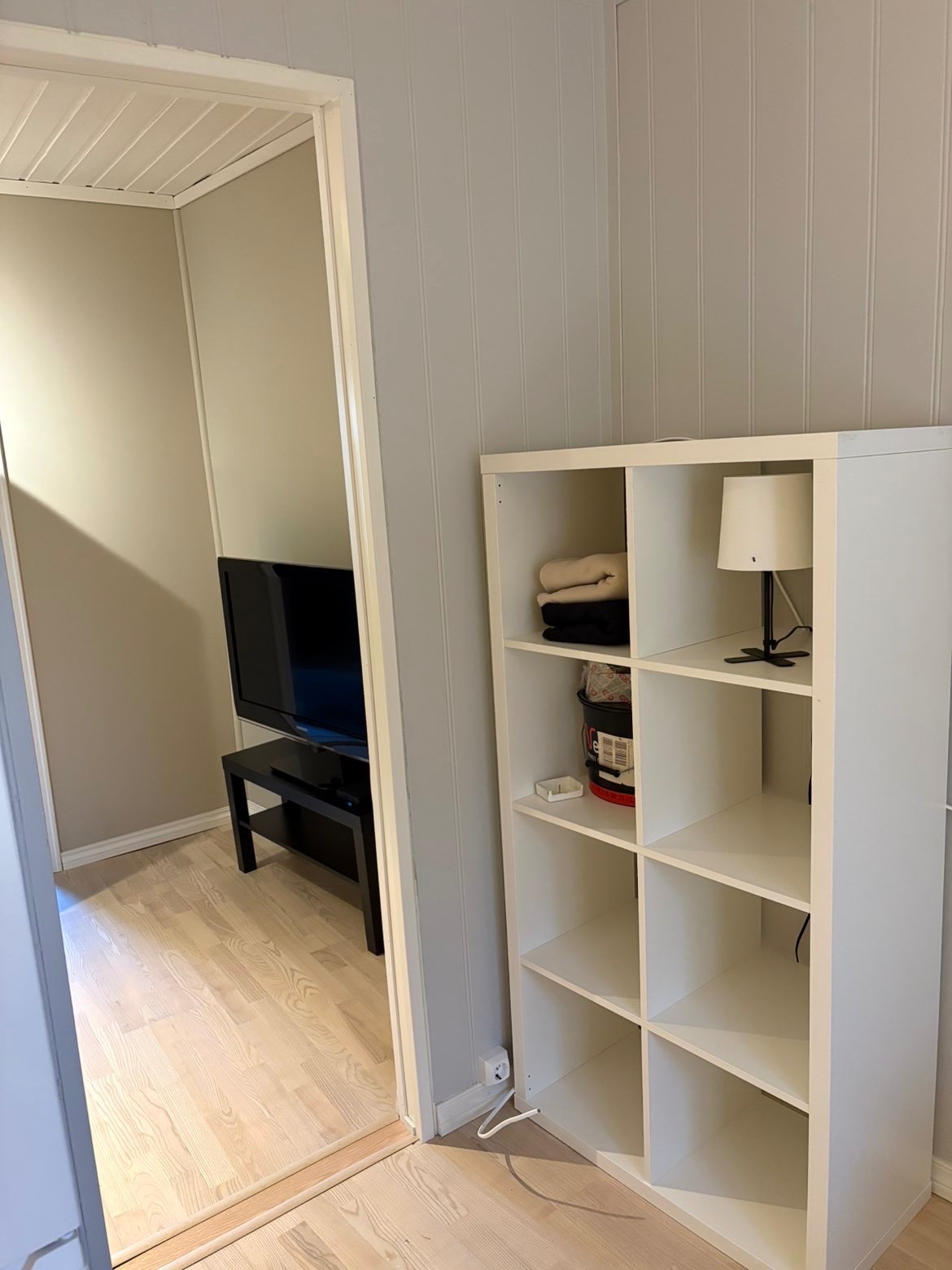 Fra kjøkkenet inn til stua