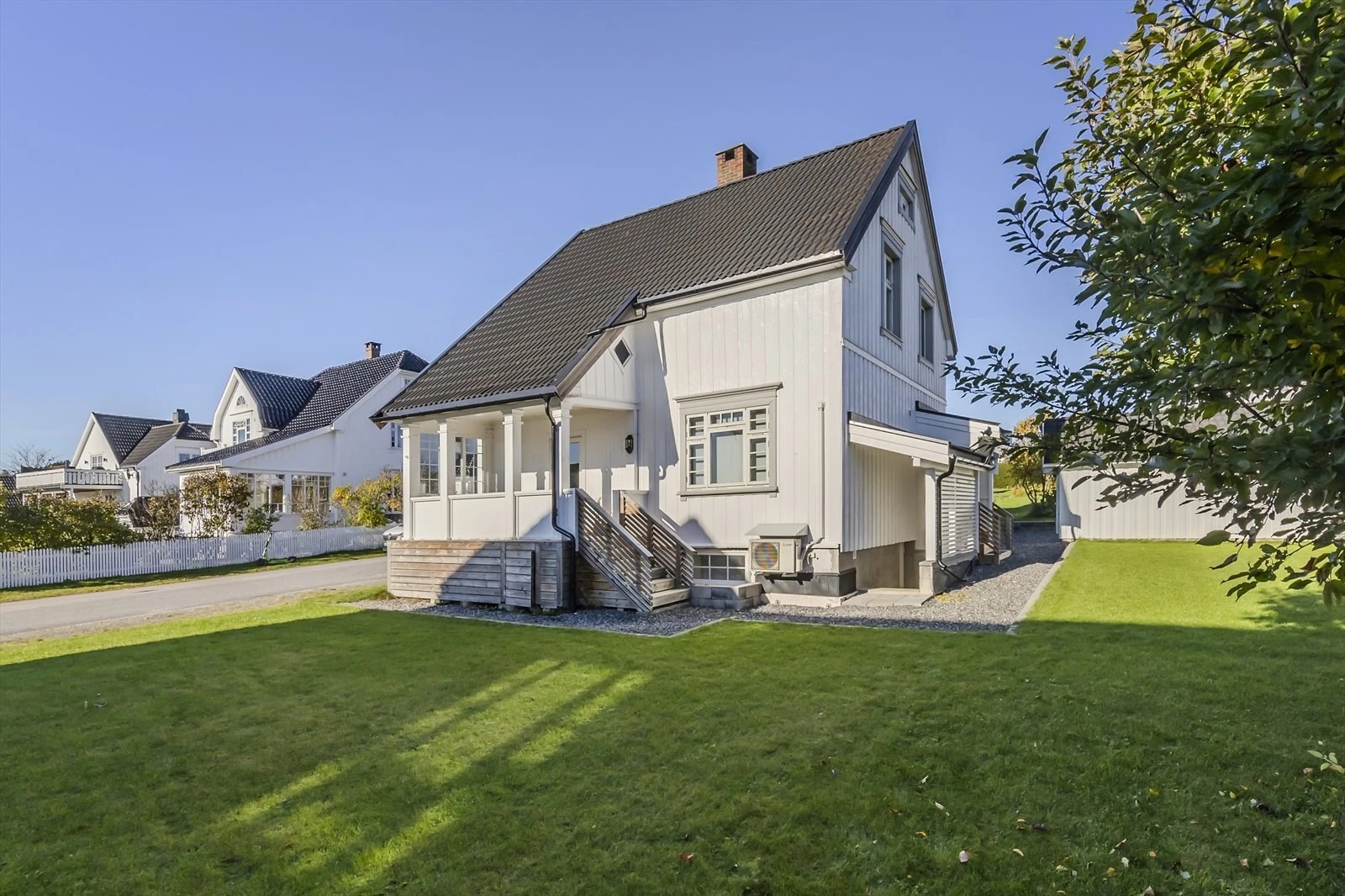 Fasade, med egen inngang til leilighet.