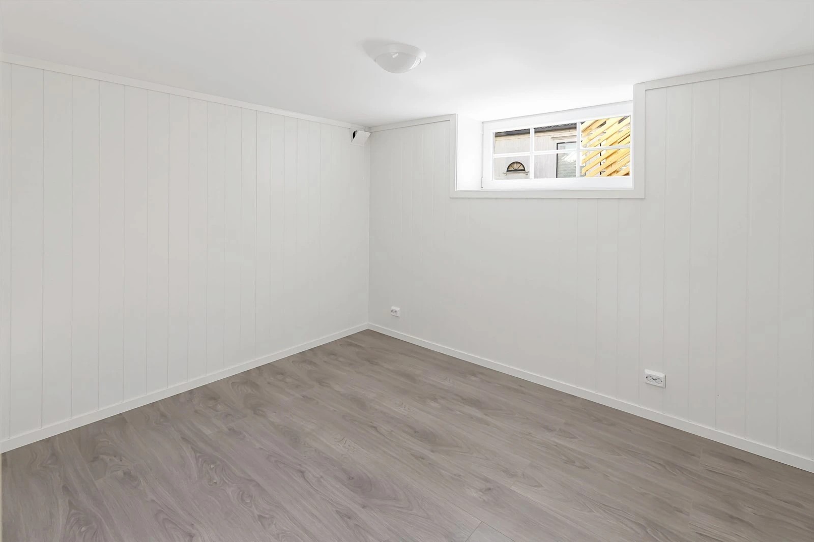 Soverom med plass til dobbeltseng og garderobeskap.