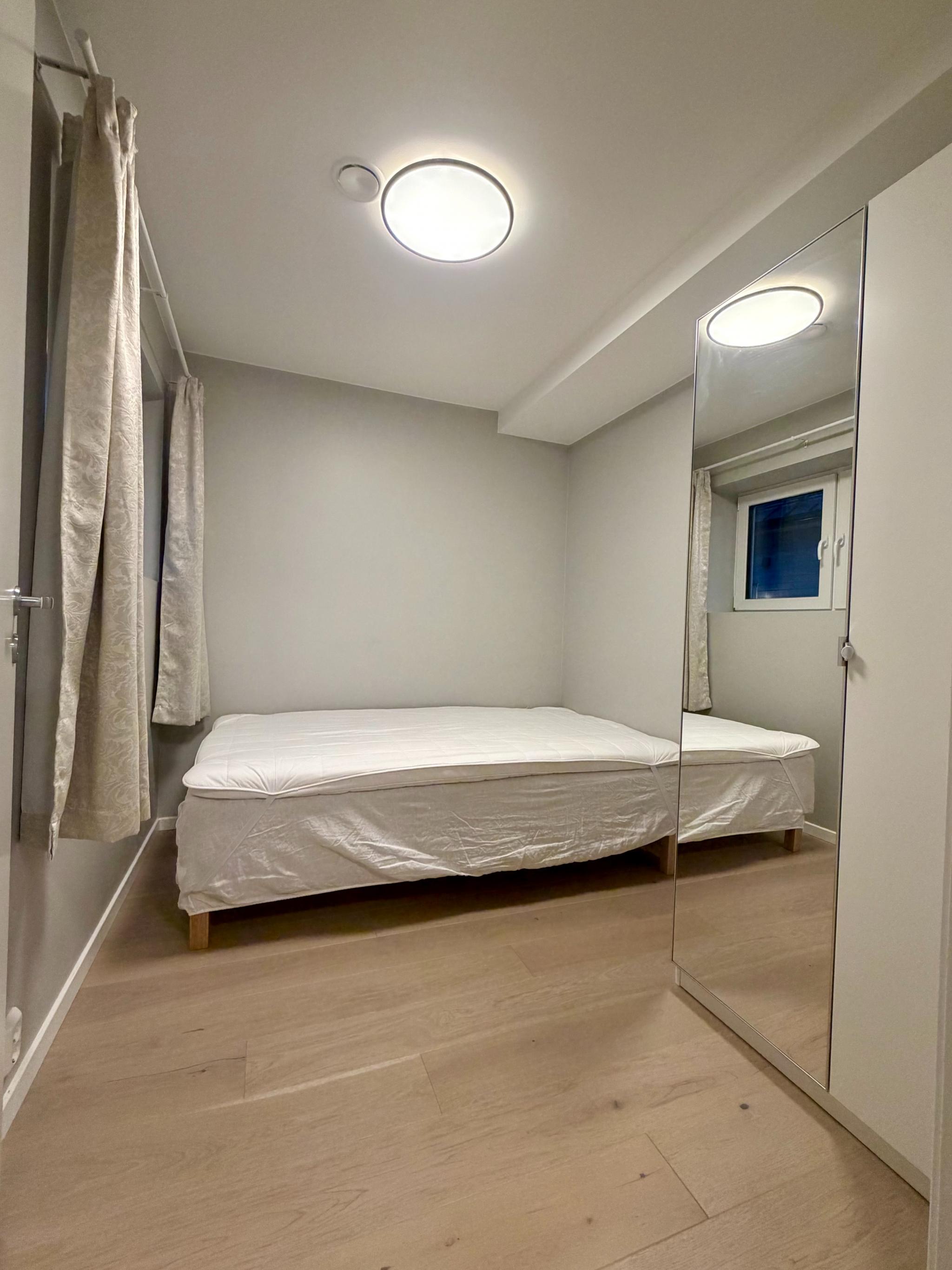 Soverom med 120 seng og garderobeskap. 
